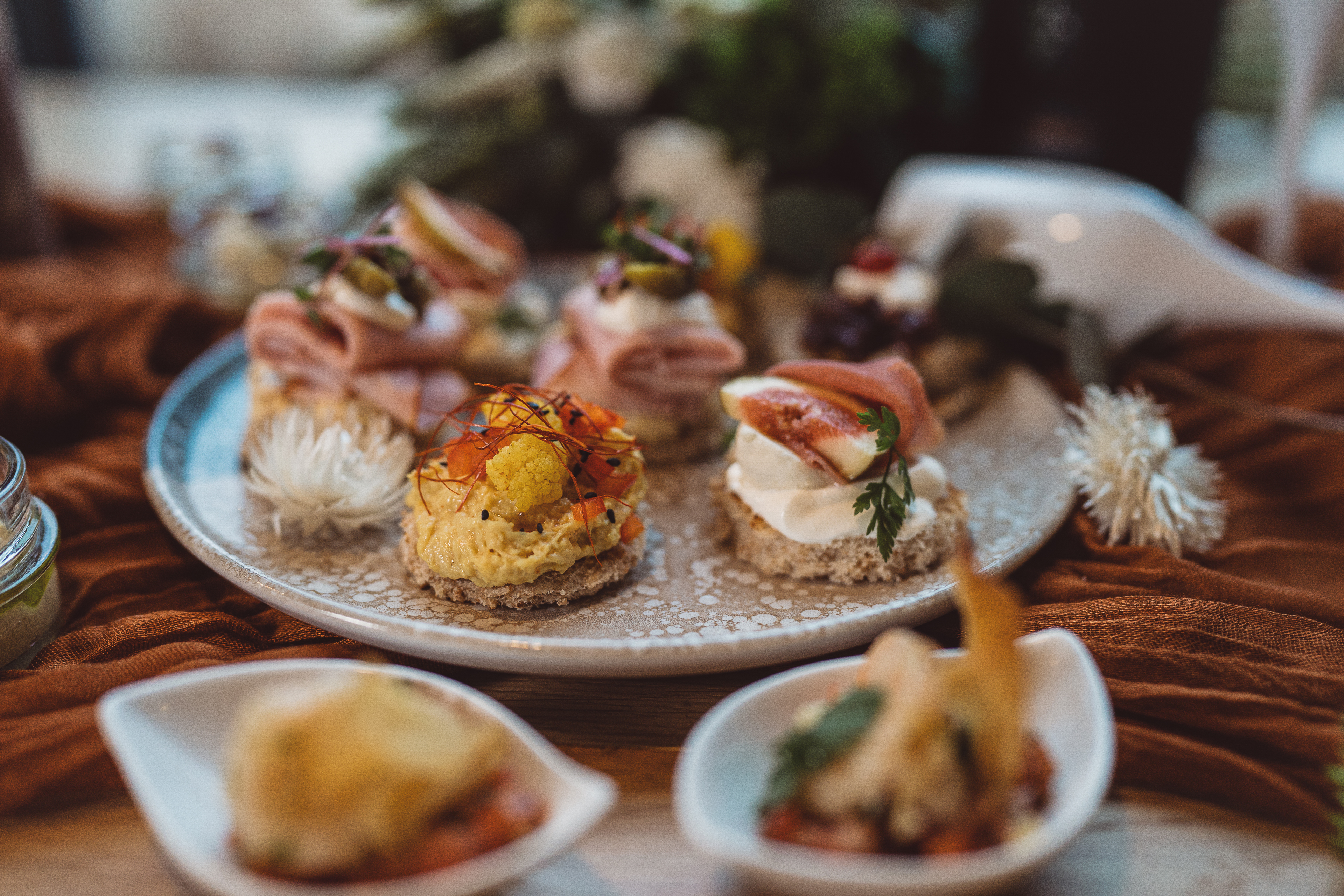 Svatební catering — elegantní jednohubky s fíky a šunkou z realizace FoodART Agency
