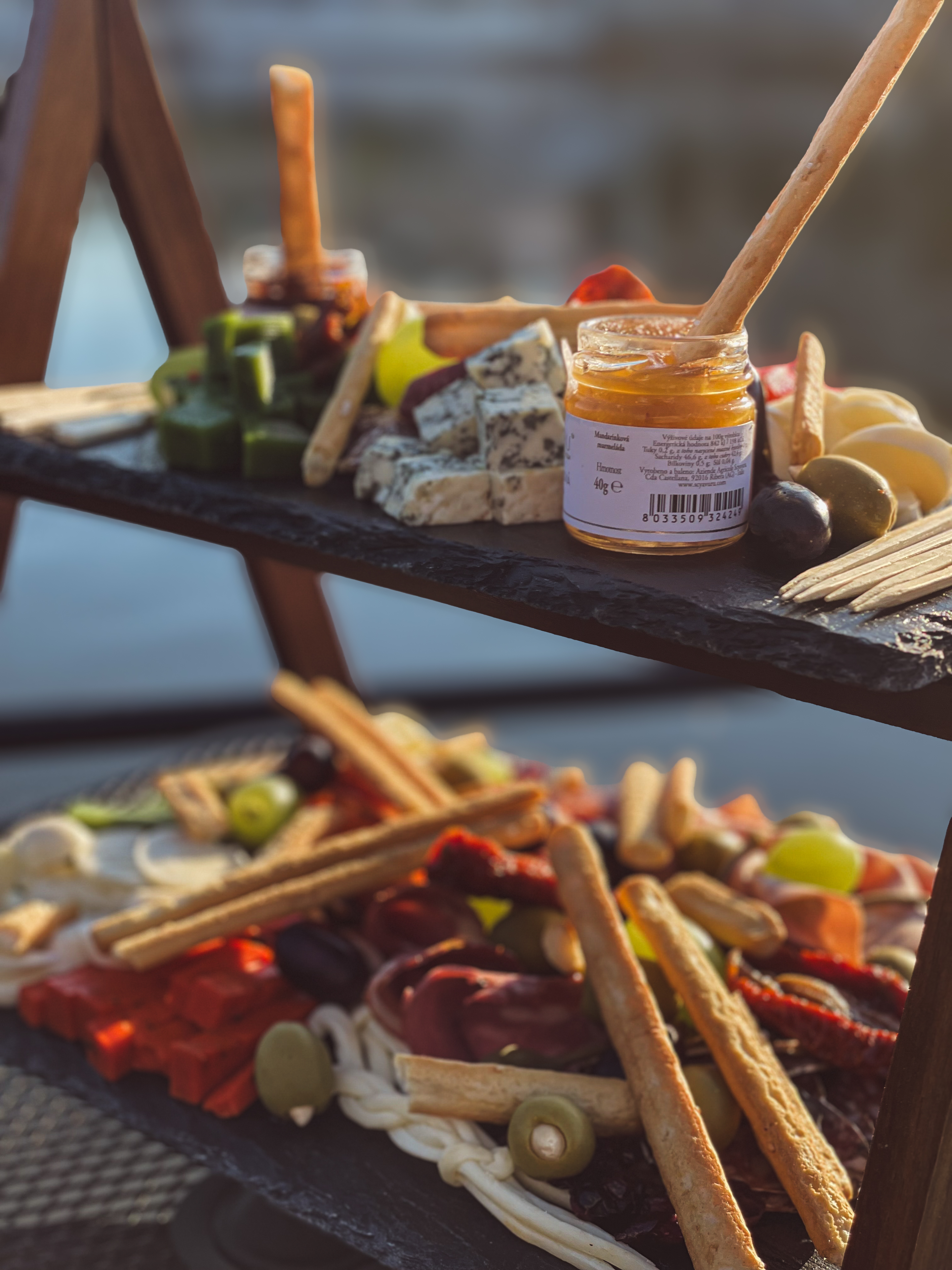 Eventy na lodi — sýrové a uzeninové stojany na palubě z realizace FoodART Agency