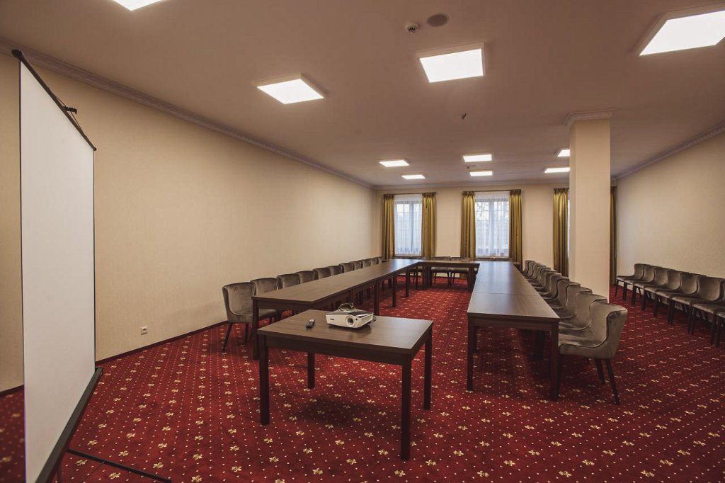 Konferenční místnost s uspořádáním do U pro firemní jednání a prezentace
