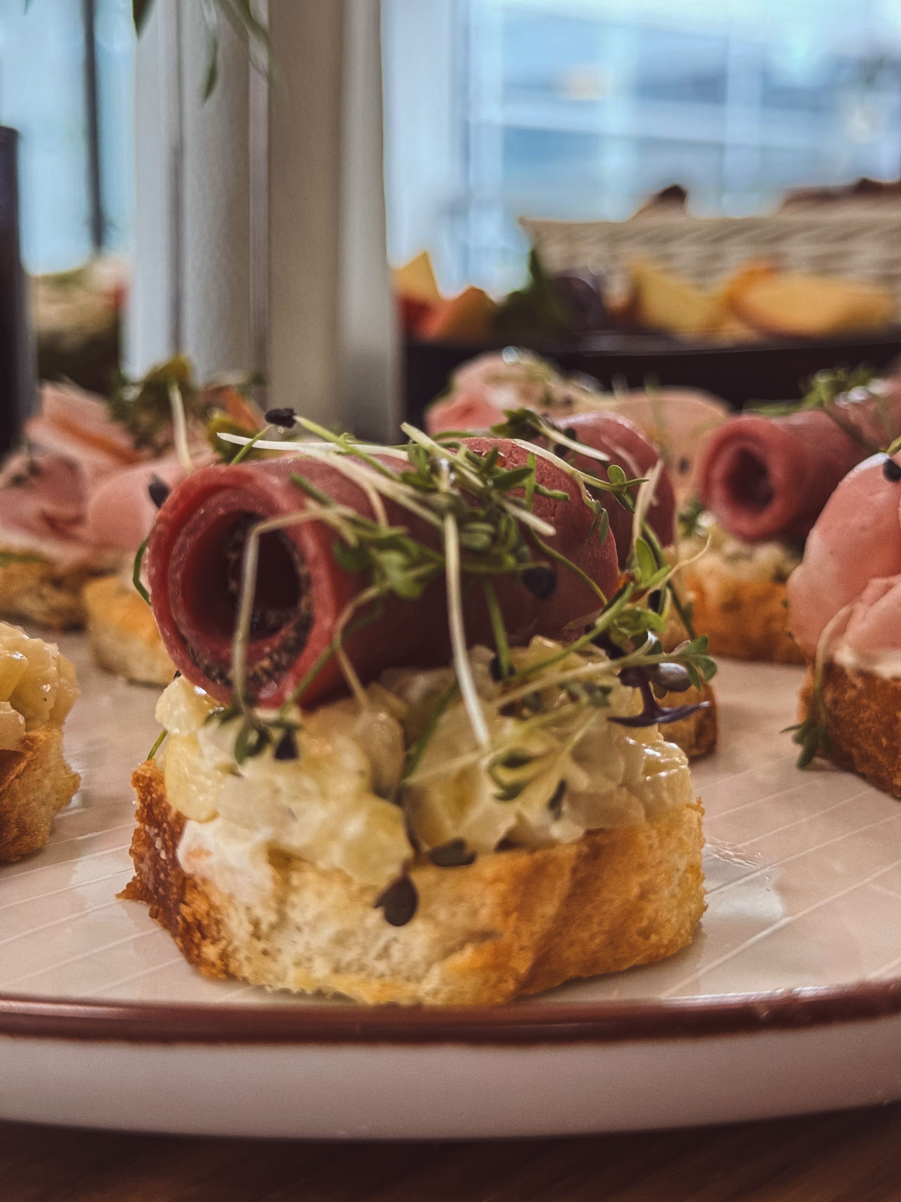 Detail kanapky s nakládanou řepou a mikrobylinkami od FoodART agency