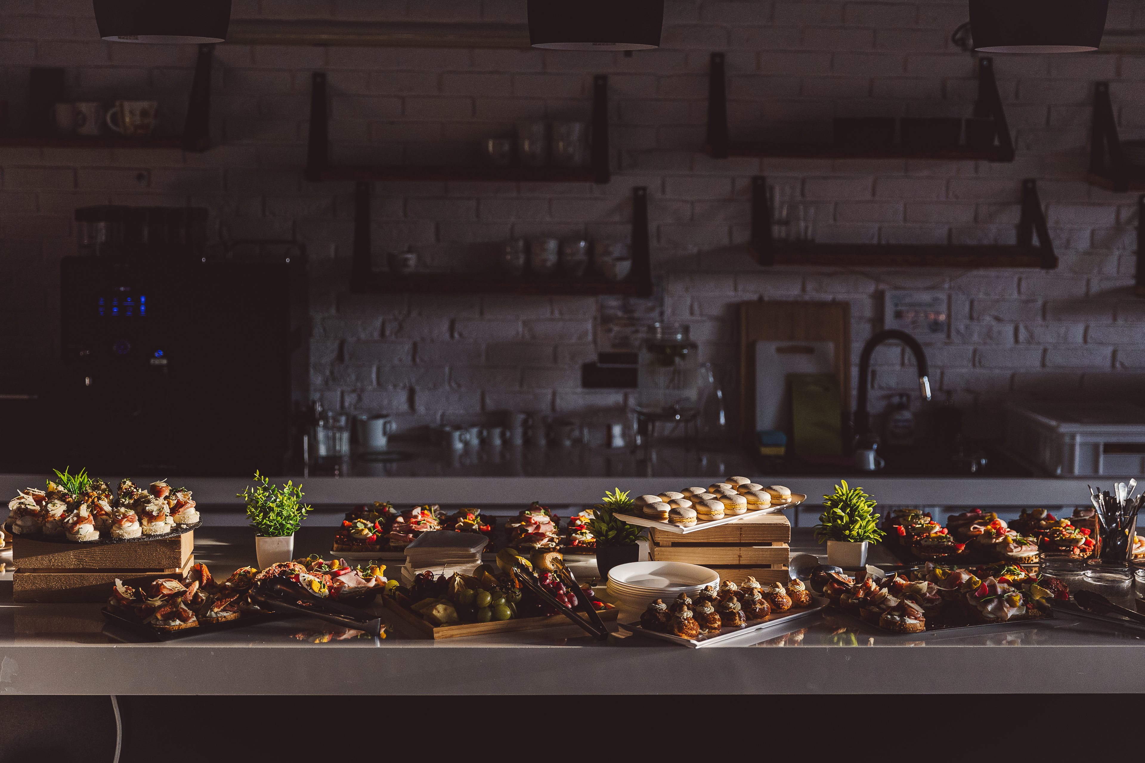 Catering na brunch — slané jednohubky a makronky z realizace FoodART Agency