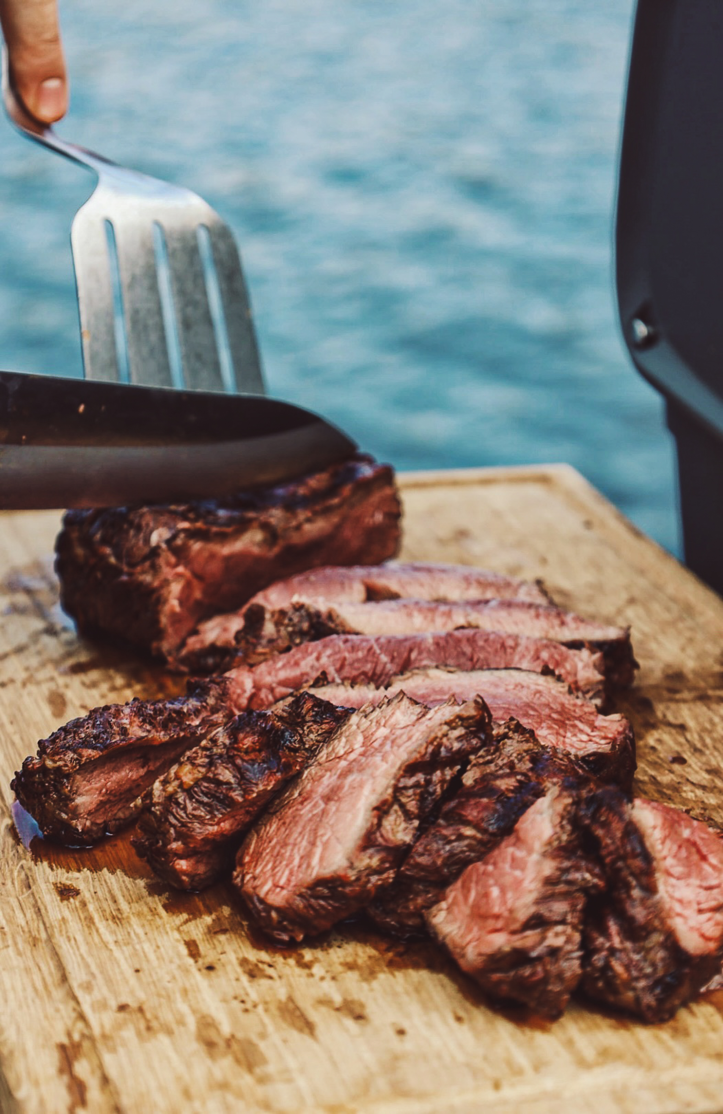 Eventy na lodi — grilovaný steak krájený na palubě z realizace FoodART Agency