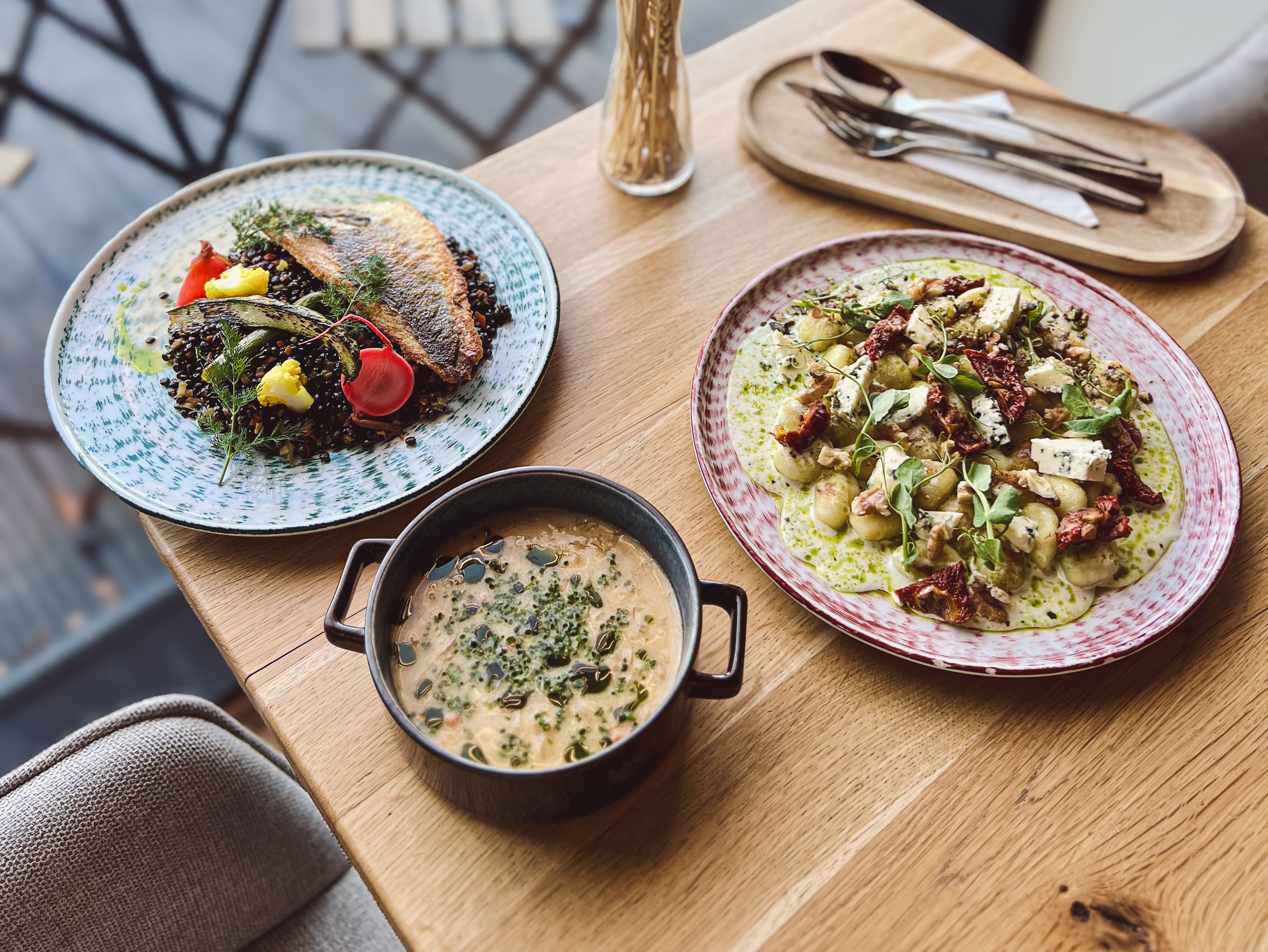 Týdenní nabídka — ryba s čočkou, polévka a gnocchi — Bistro Na Chlebu