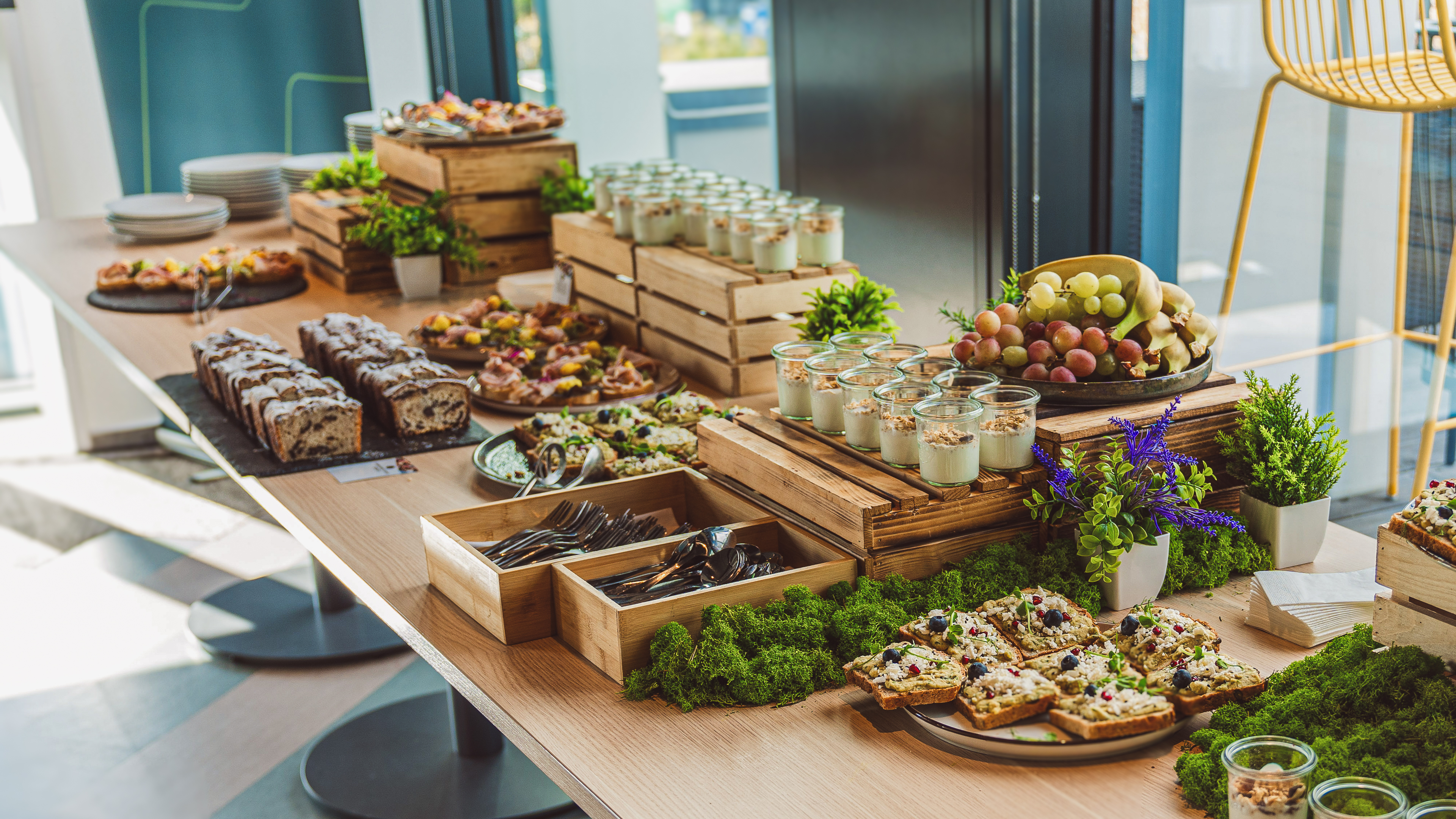 Catering na brunch — jogurtové skleničky, crostini a moučníky na rautu z realizace FoodART Agency