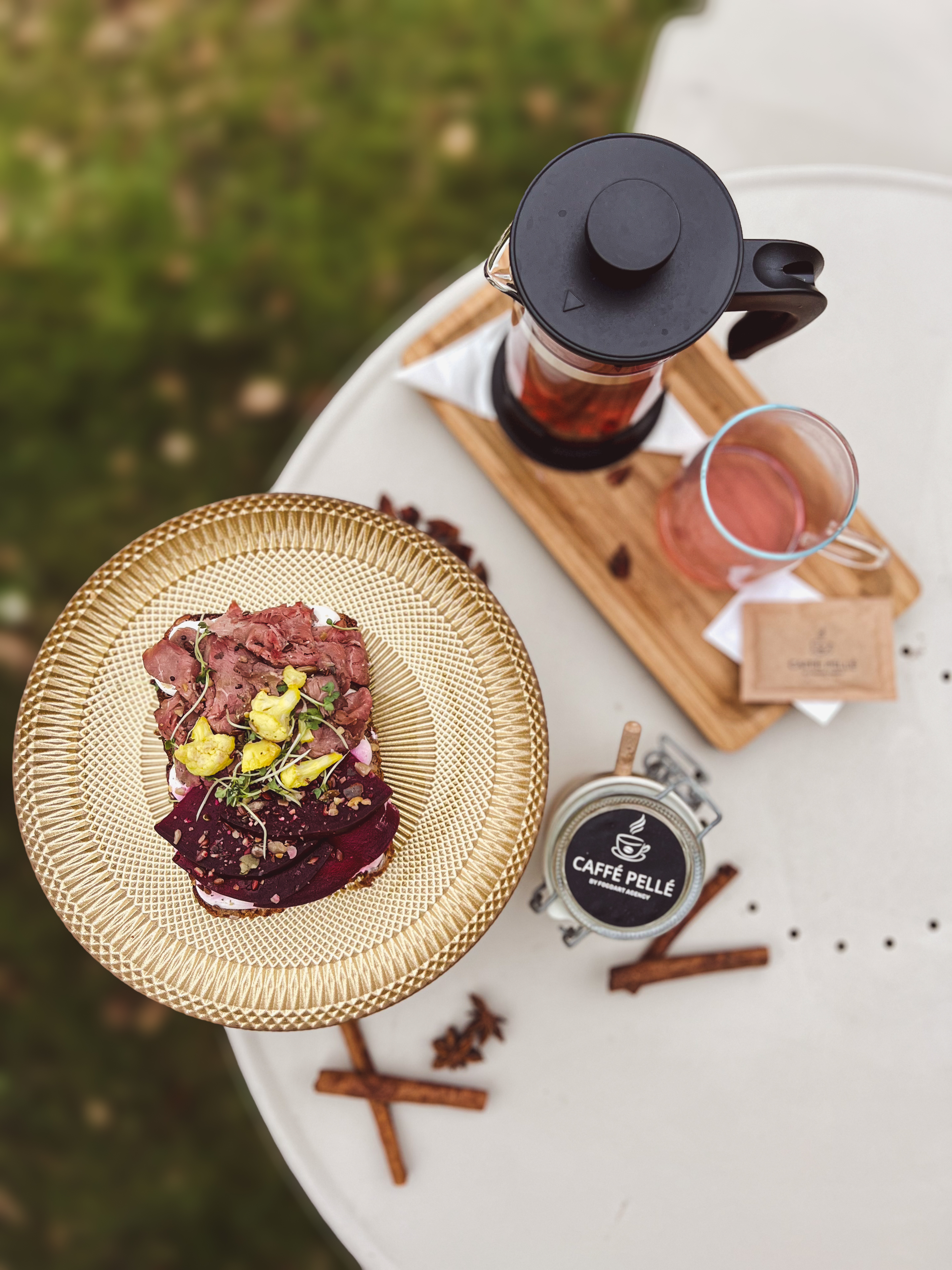 Snídaňový servis v zahradě Caffé Pellé s roastbeef toustem, čajem a limonádou