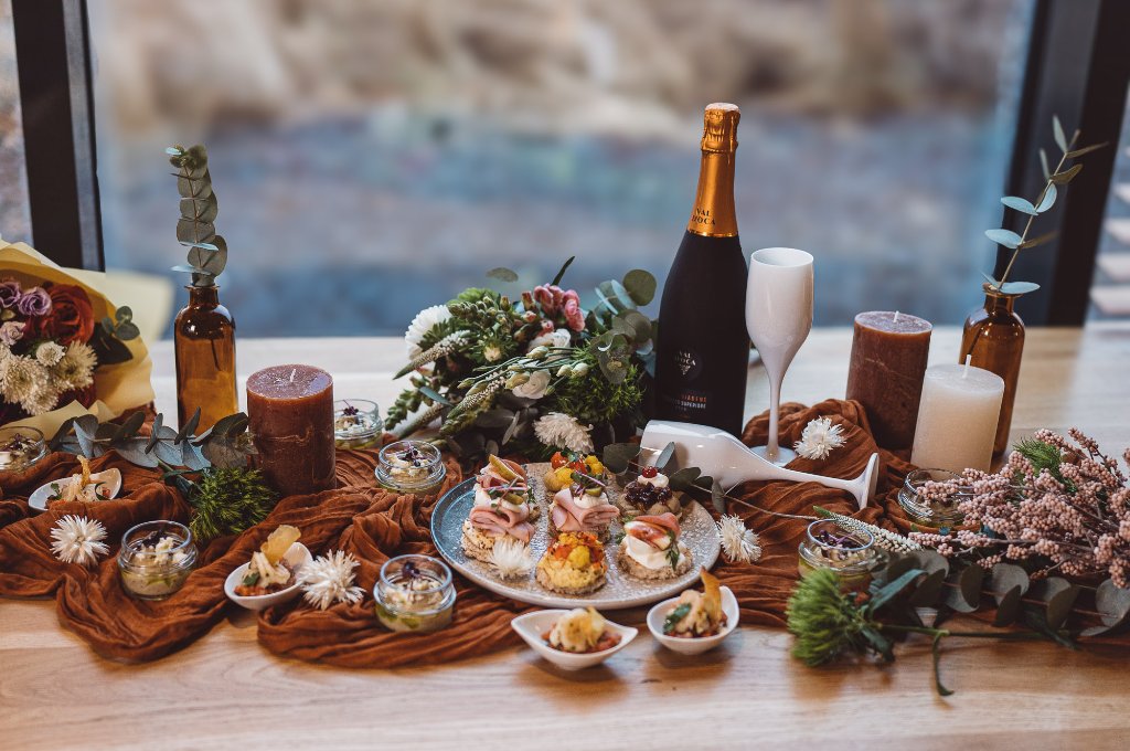 Svatební catering FoodART — slavnostní tabule s proseccem a svíčkami