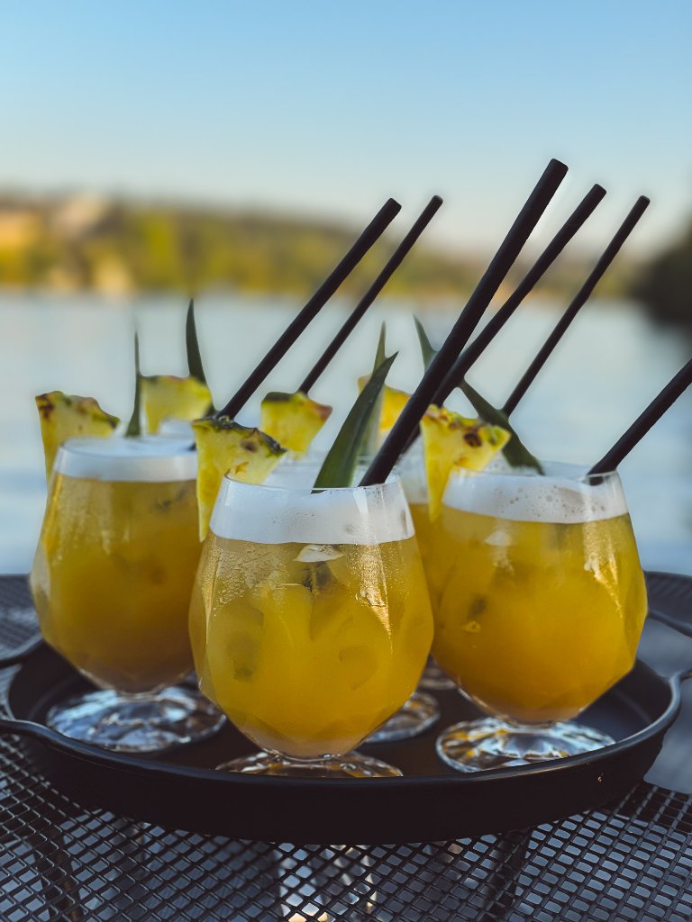 Tropické koktejly servírované na palubě lodi — FoodART eventy