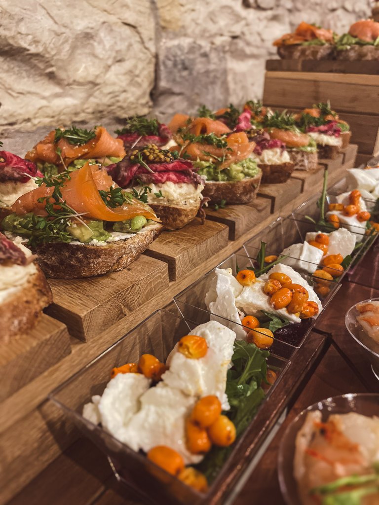 Fingerfood catering FoodART — bruschetta a jednohubky s lososem a tatarákem