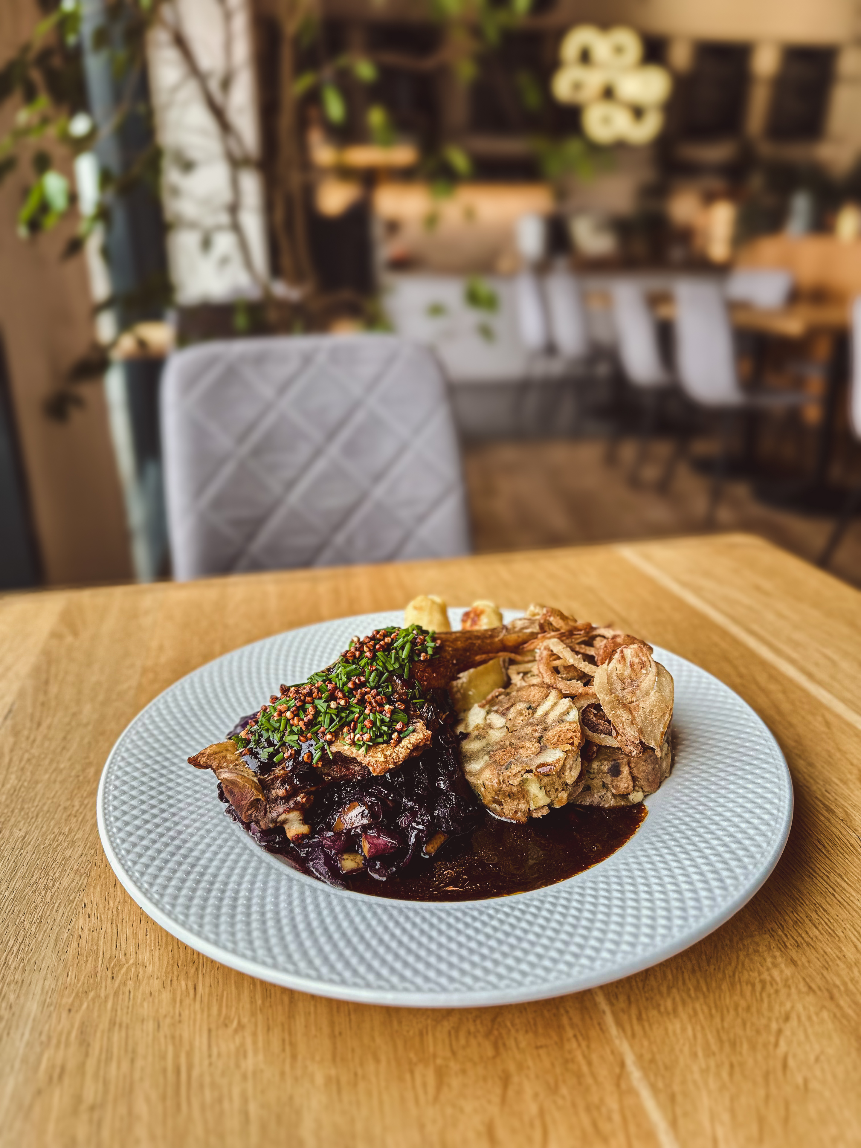 Kachní stehno s karlovarským a bramborovým knedlíkem — Bistro Na Chlebu