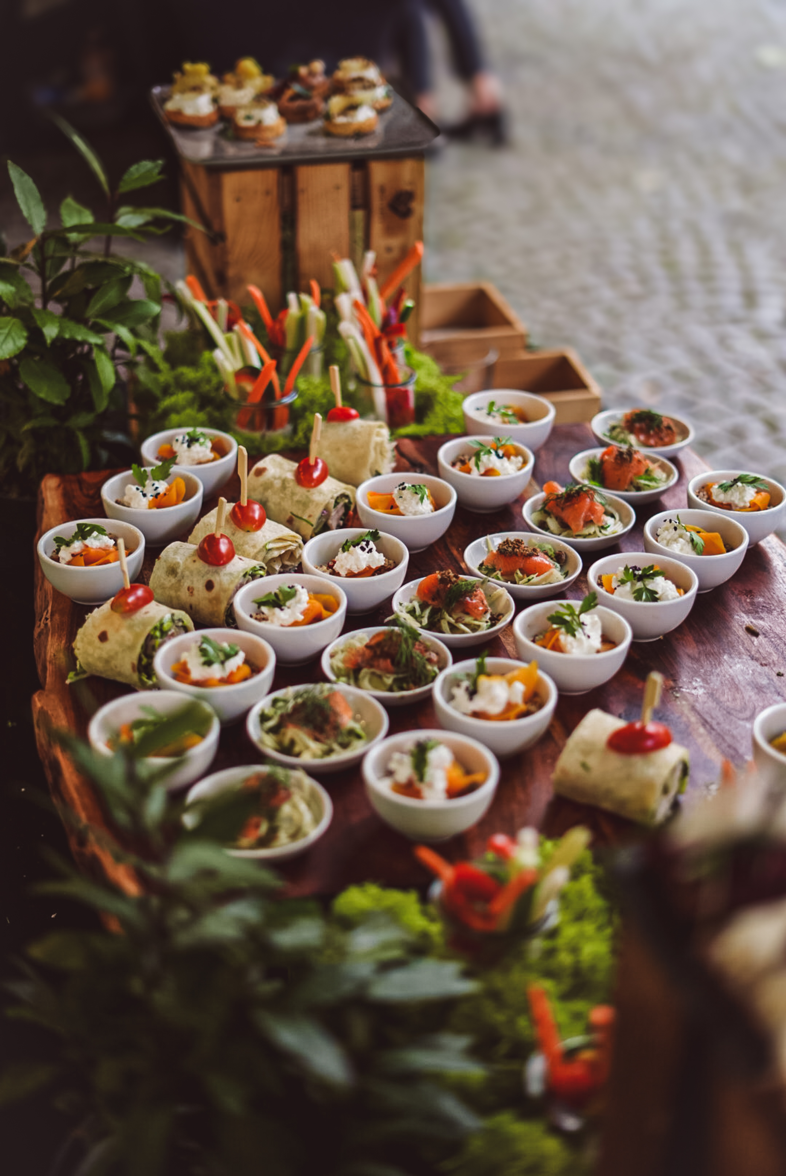 Firemní catering — občerstvení na dřevěných deskách z realizace FoodART Agency