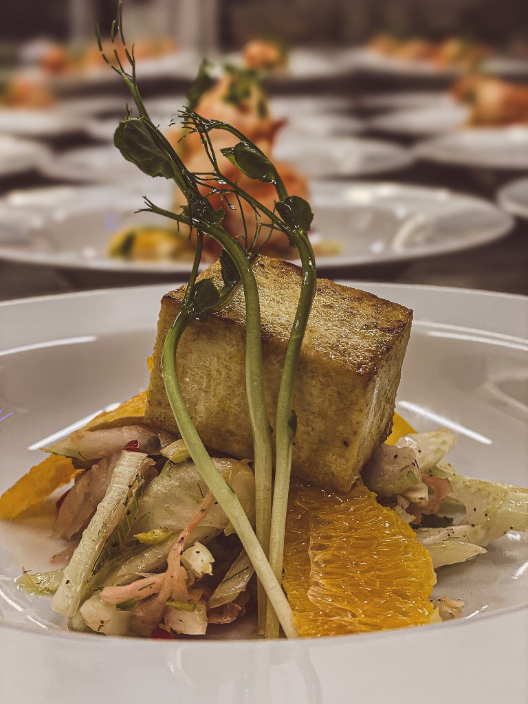 Opečené tofu na fenyklovo-citrusovém salátu — rostlinný protein v fingerfood cateringu FoodART