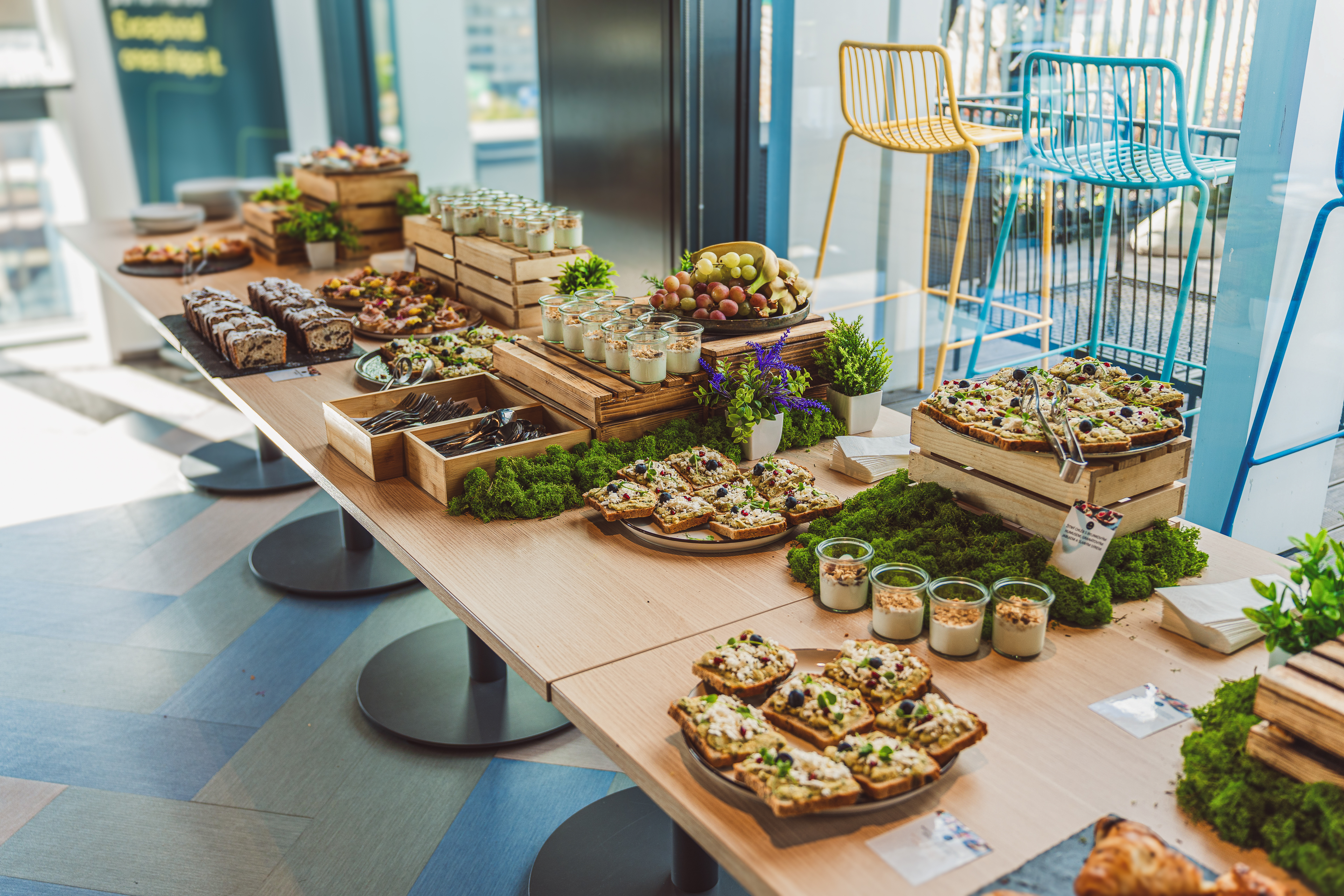 Catering na brunch — chlebíčky, jogurtové skleničky a moučníky z realizace FoodART Agency