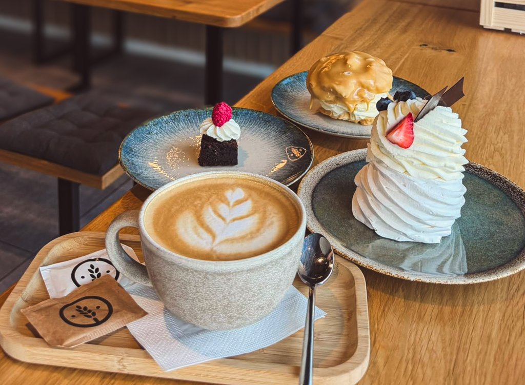 Sladké dezerty a káva s latte art — snídaňové menu Tradice