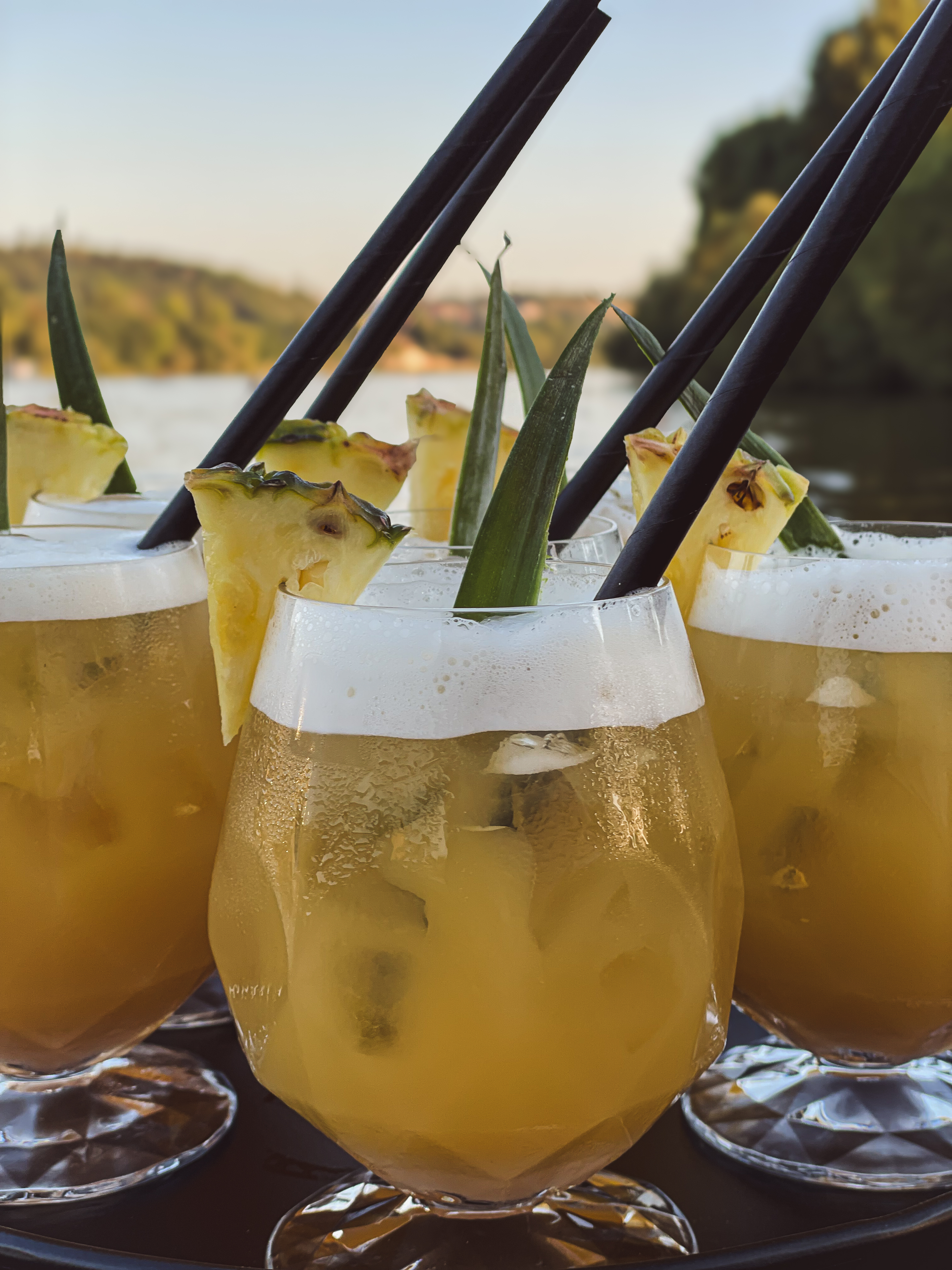 Barový catering — koktejly s ananasem z realizace FoodART Agency