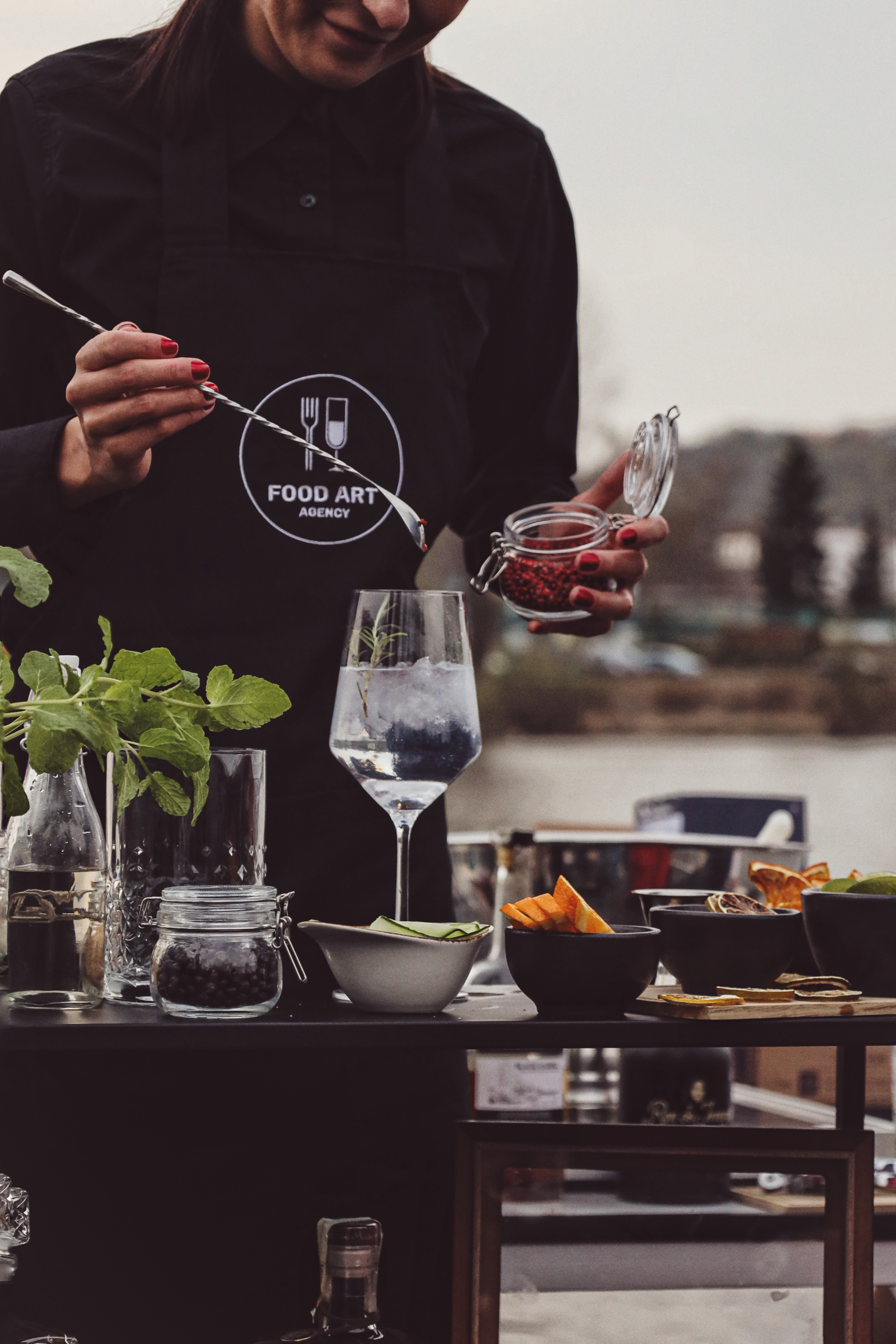 Eventy na lodi — koktejlový bar s barmanem na palubě z realizace FoodART Agency