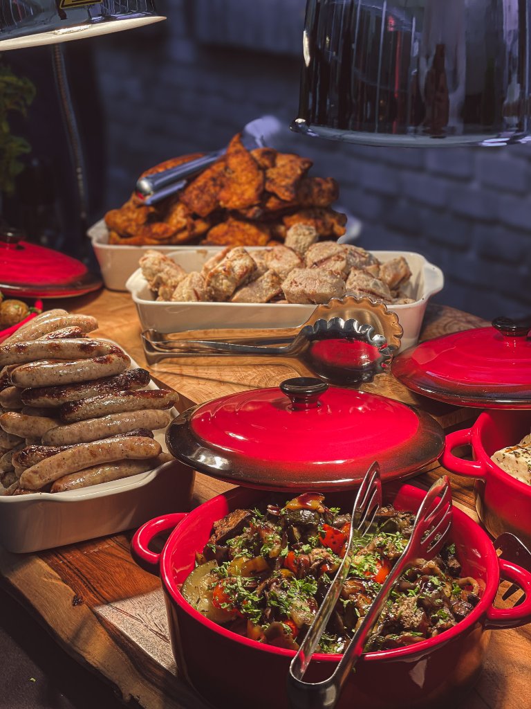 Teplý bufet s grilovanými klobásami a zeleninovým ragú — corporate catering FoodART