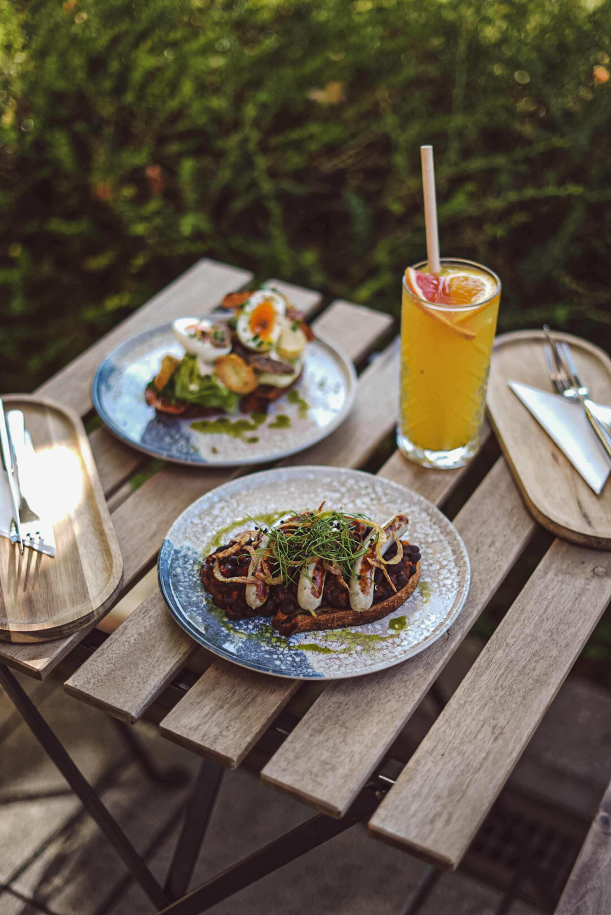 Toasty a fermentovaný nápoj servírované na venkovní zahrádce — Bistro Na Chlebu