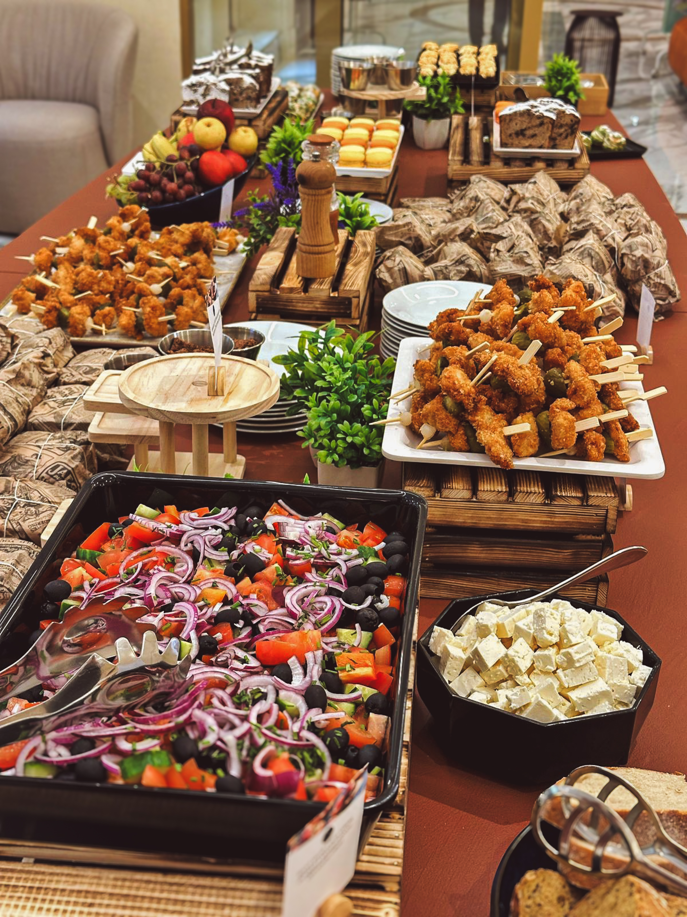 Firemní catering — rautový stůl se saláty a kuřecími špízy z realizace FoodART Agency
