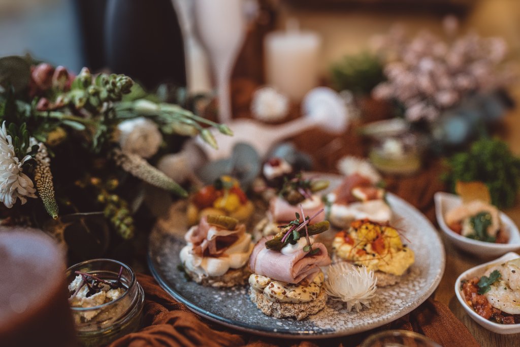 Servírované cateringové jednohubky FoodART Agency na břidlicovém talíři