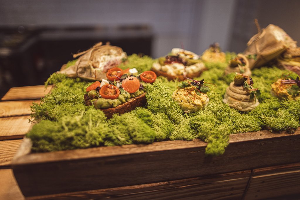 Slavnostní servírování jednohubek na mechu — catering Na Chlebu