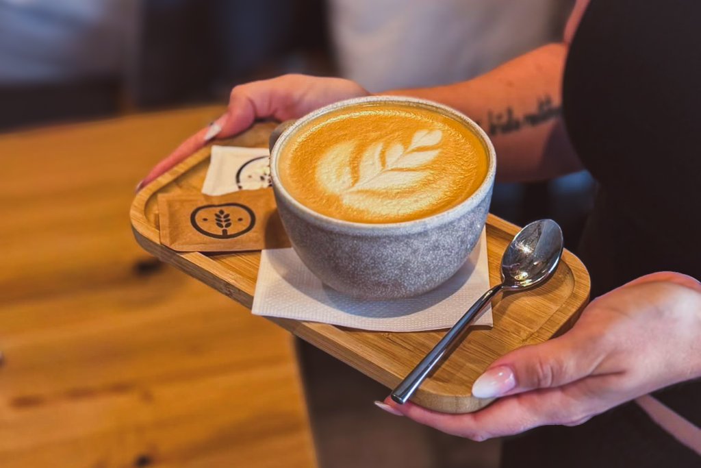 Káva s latte art v podobě klasu — nápojový lístek Tradice