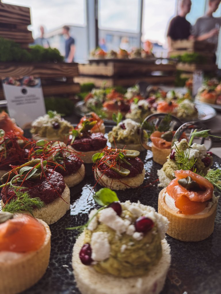 Firemní catering FoodART Agency — servírované jednohubky a tartlety na břidlici