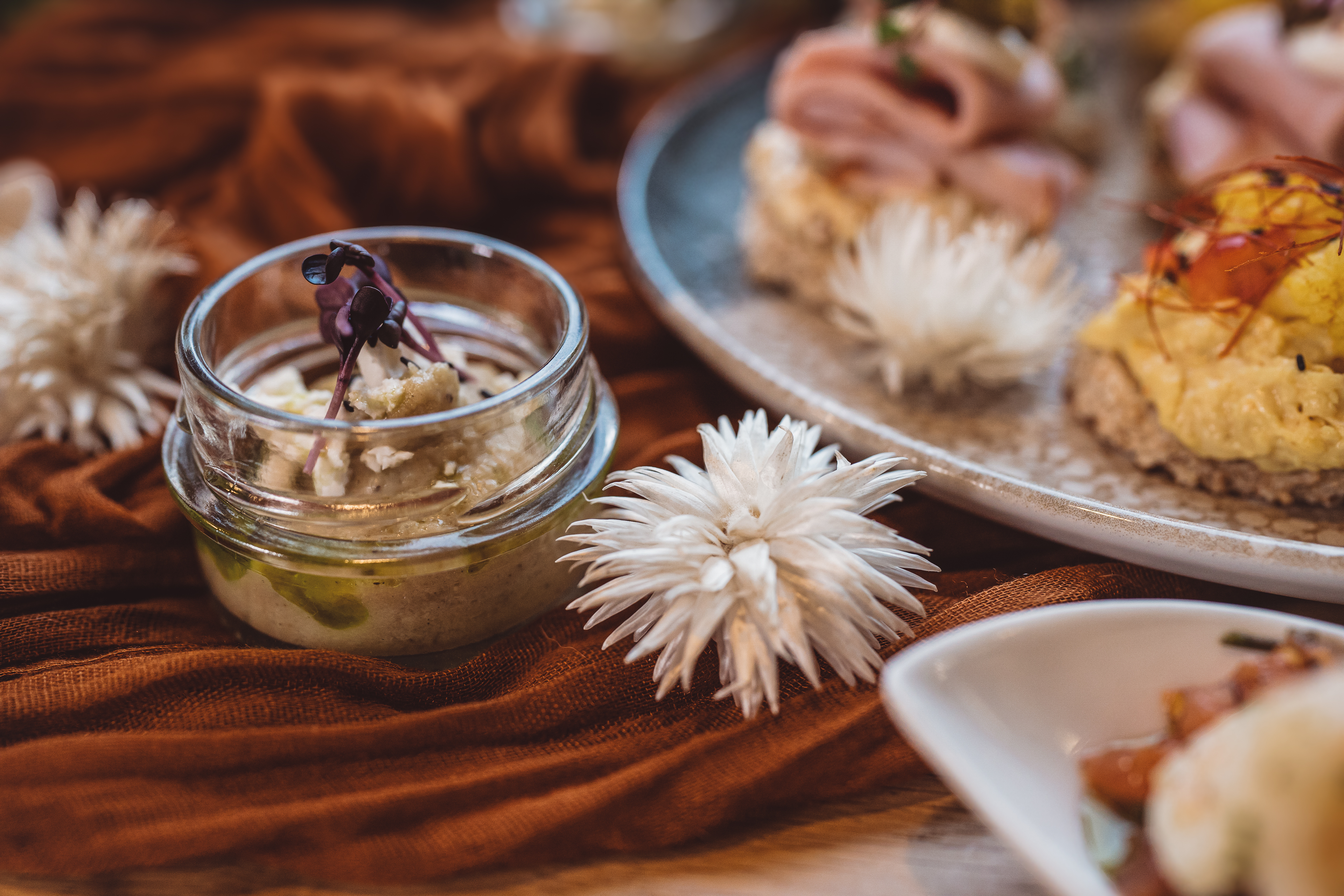Svatební catering — pomazánka ve skleničce a jednohubky z realizace FoodART Agency
