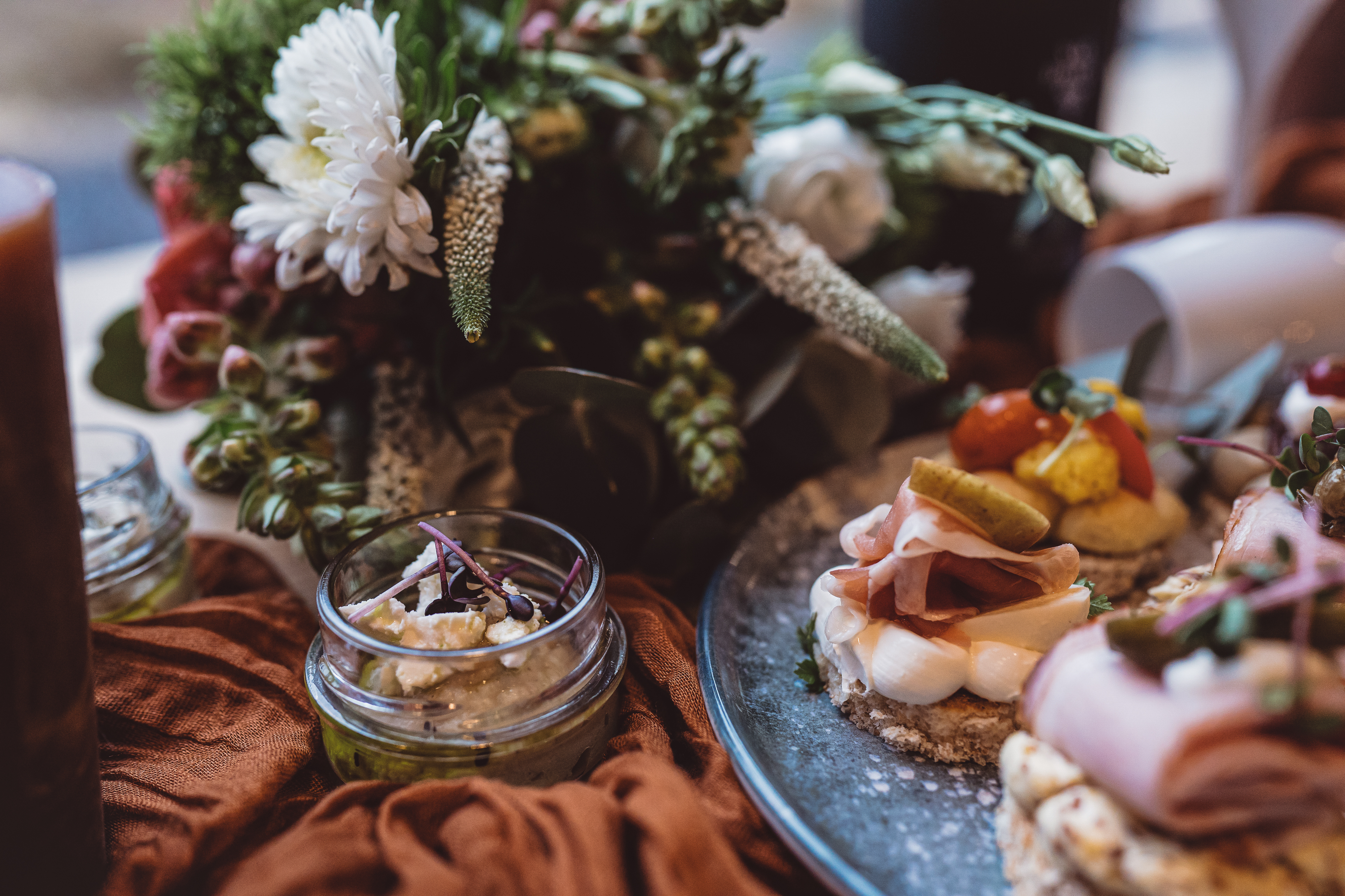 Svatební catering — jednohubky se šunkou a nakládanou okurkou z realizace FoodART Agency