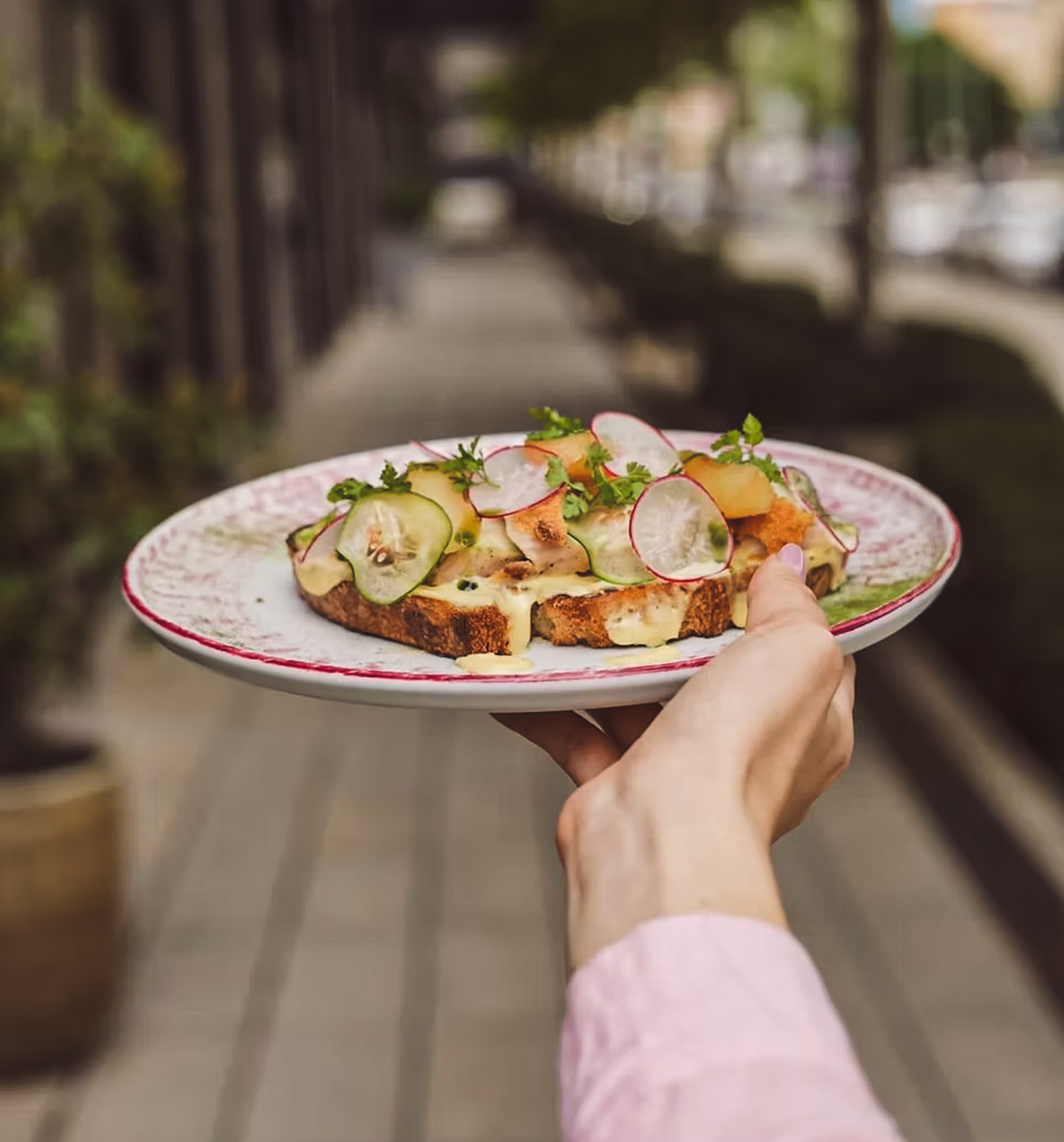 Kuřecí řízek na chlebu s estragonovou omáčkou a salátem s jablky, ředkvičkami a okurkou — Bistro Na Chlebu