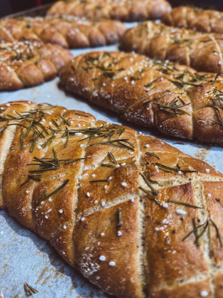 Bylinkové focaccia s rozmarýnem čerstvě upečené