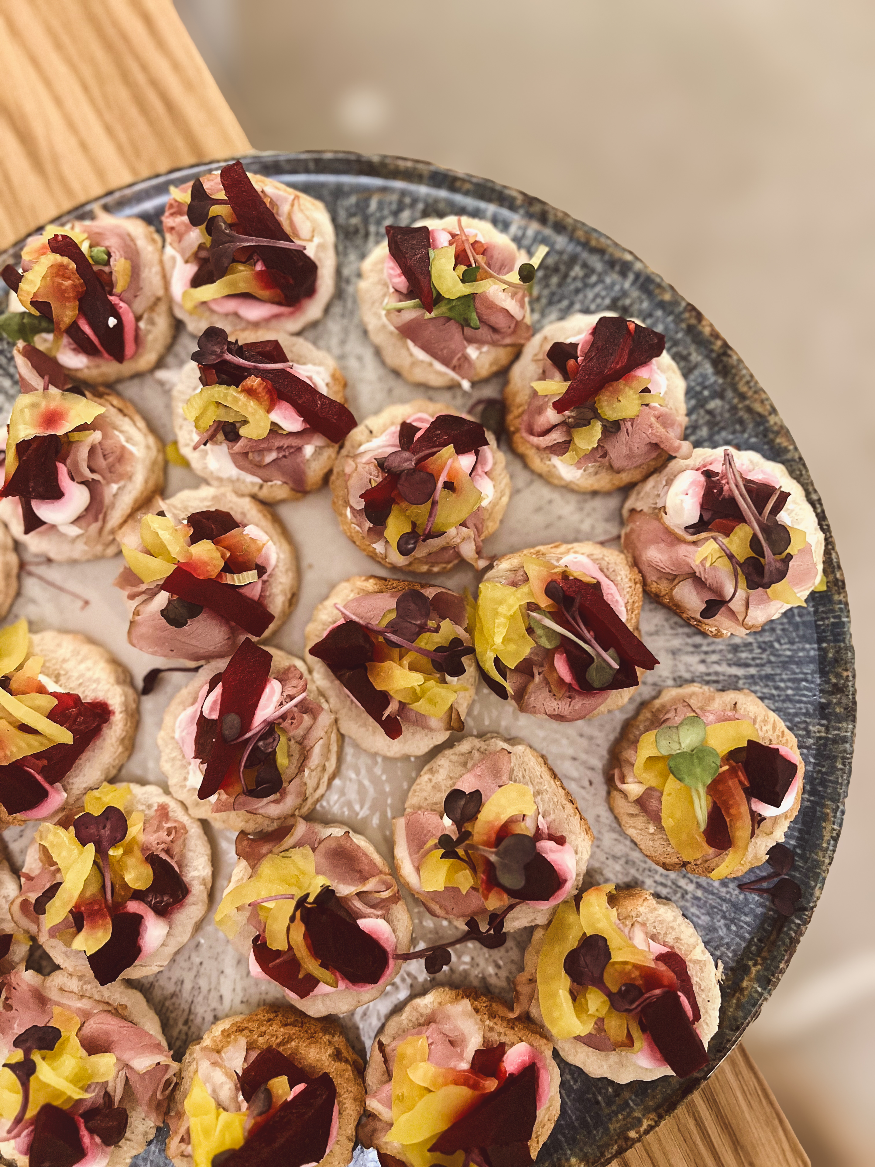 Fingerfood catering — jednohubky s rostbífem a červenou řepou z realizace FoodART Agency
