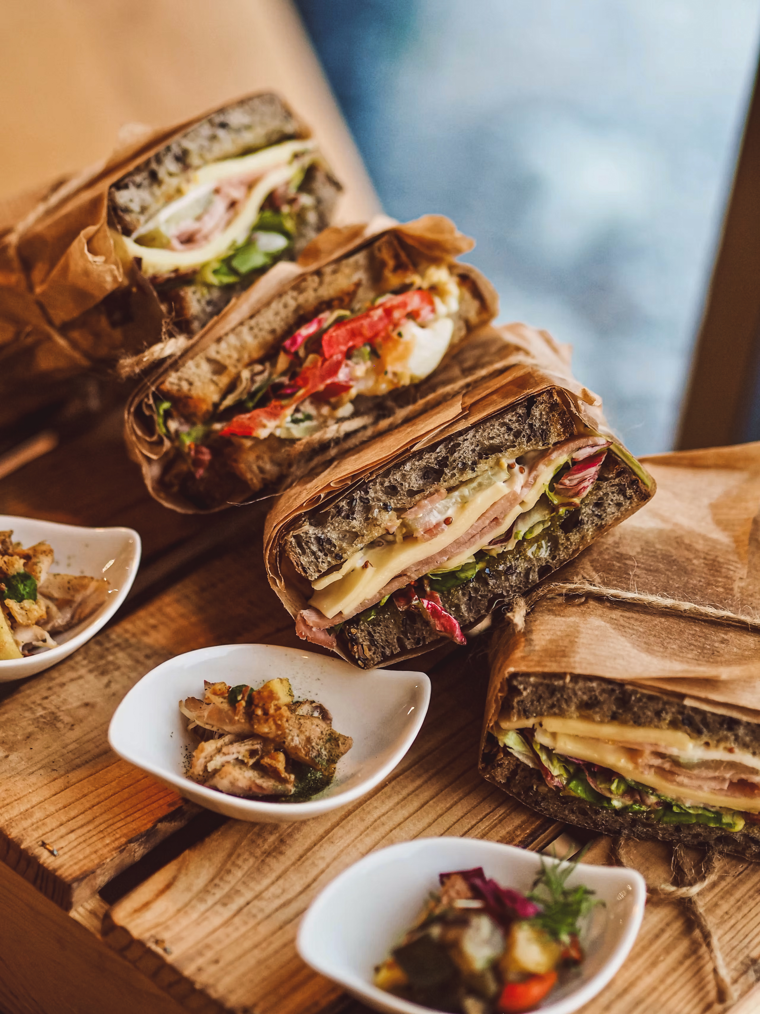 Detail cateringových sendvičů s náplní připravených pro office catering