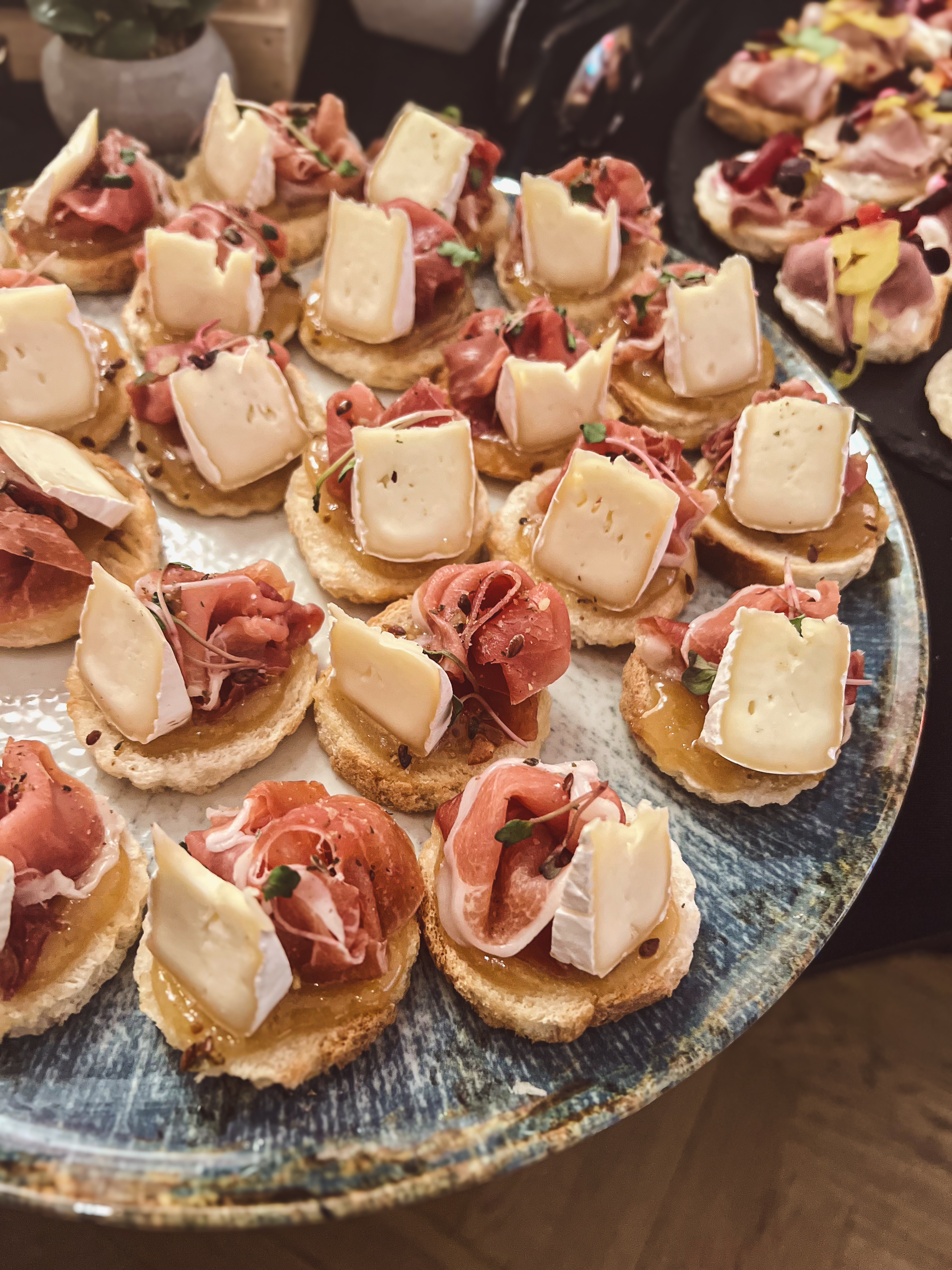 Fingerfood catering — jednohubky se sušenou šunkou a sýrem z realizace FoodART Agency