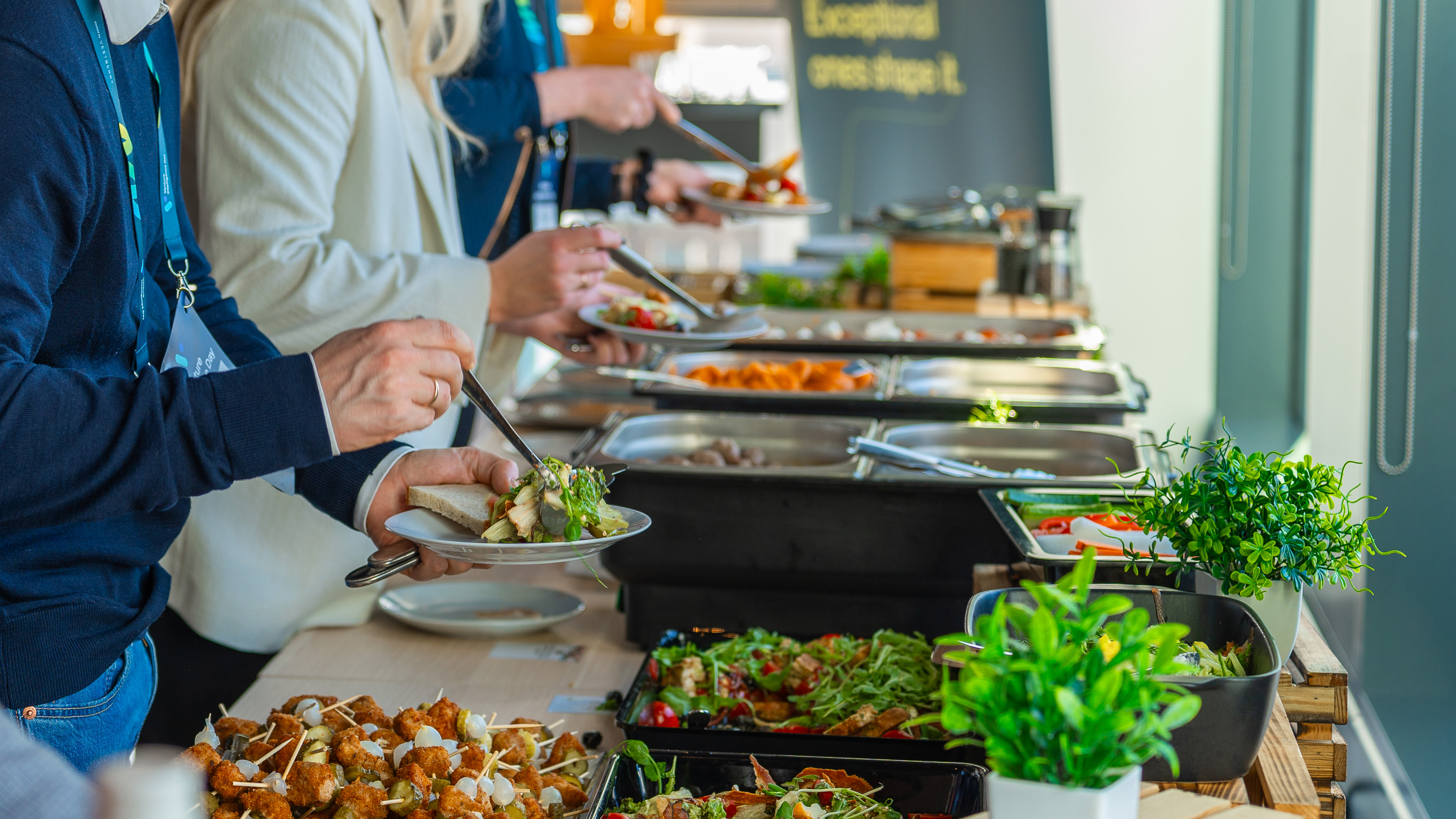 Catering na brunch — teplé pokrmy a čerstvé saláty na rautu z realizace FoodART Agency