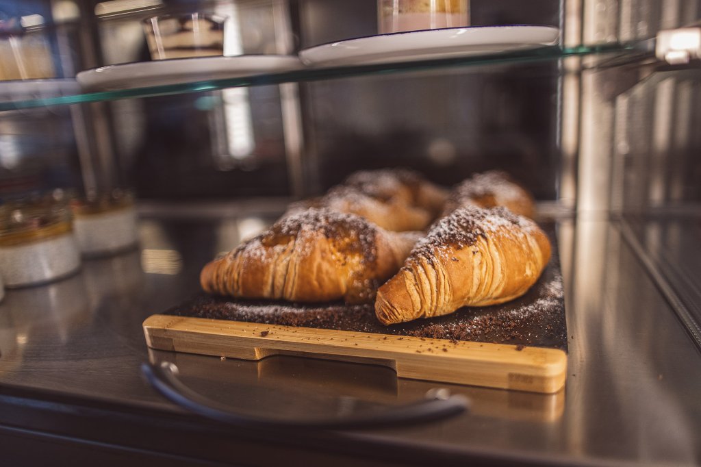 Detail čerstvých croissantů ve vitríně