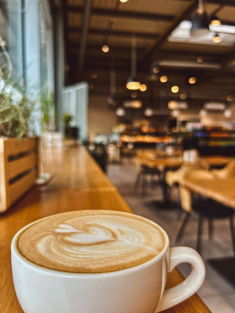Cappuccino s latte art v interiéru Tradice