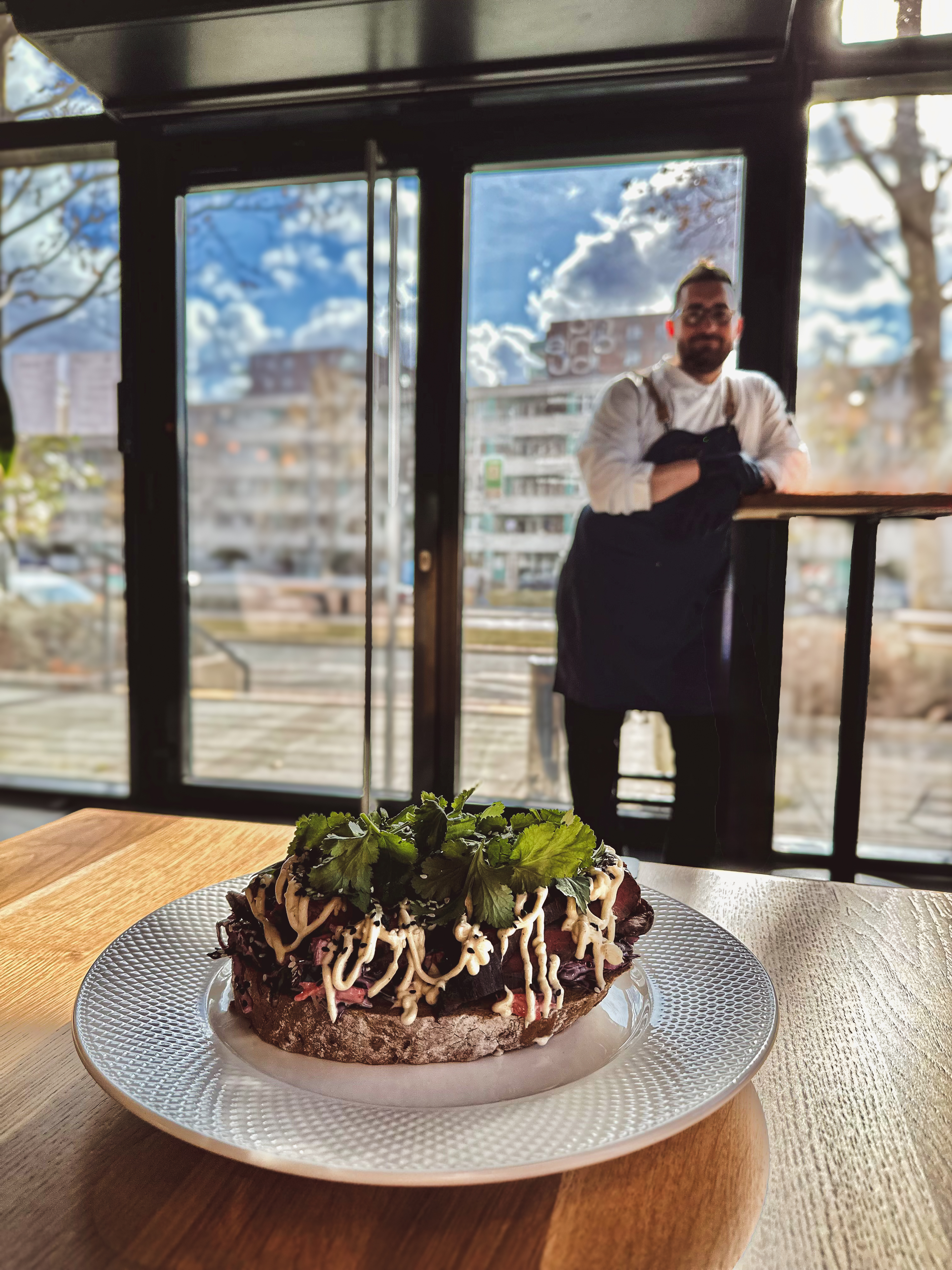 Obložený chléb, v pozadí šéfkuchař — Bistro Na Chlebu
