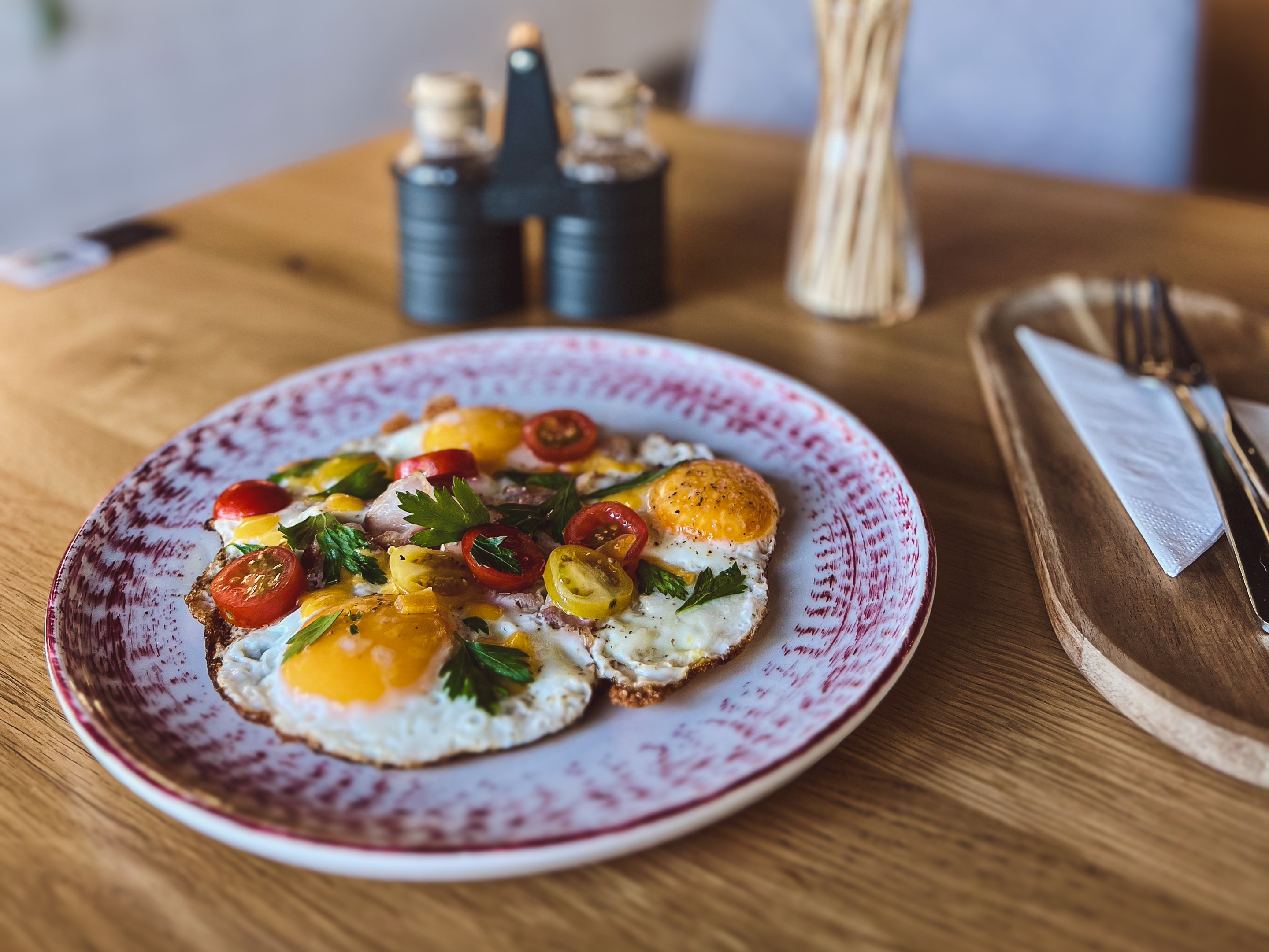 Snídaně s vejci, cherry rajčaty a bylinkami — Bistro Na Chlebu
