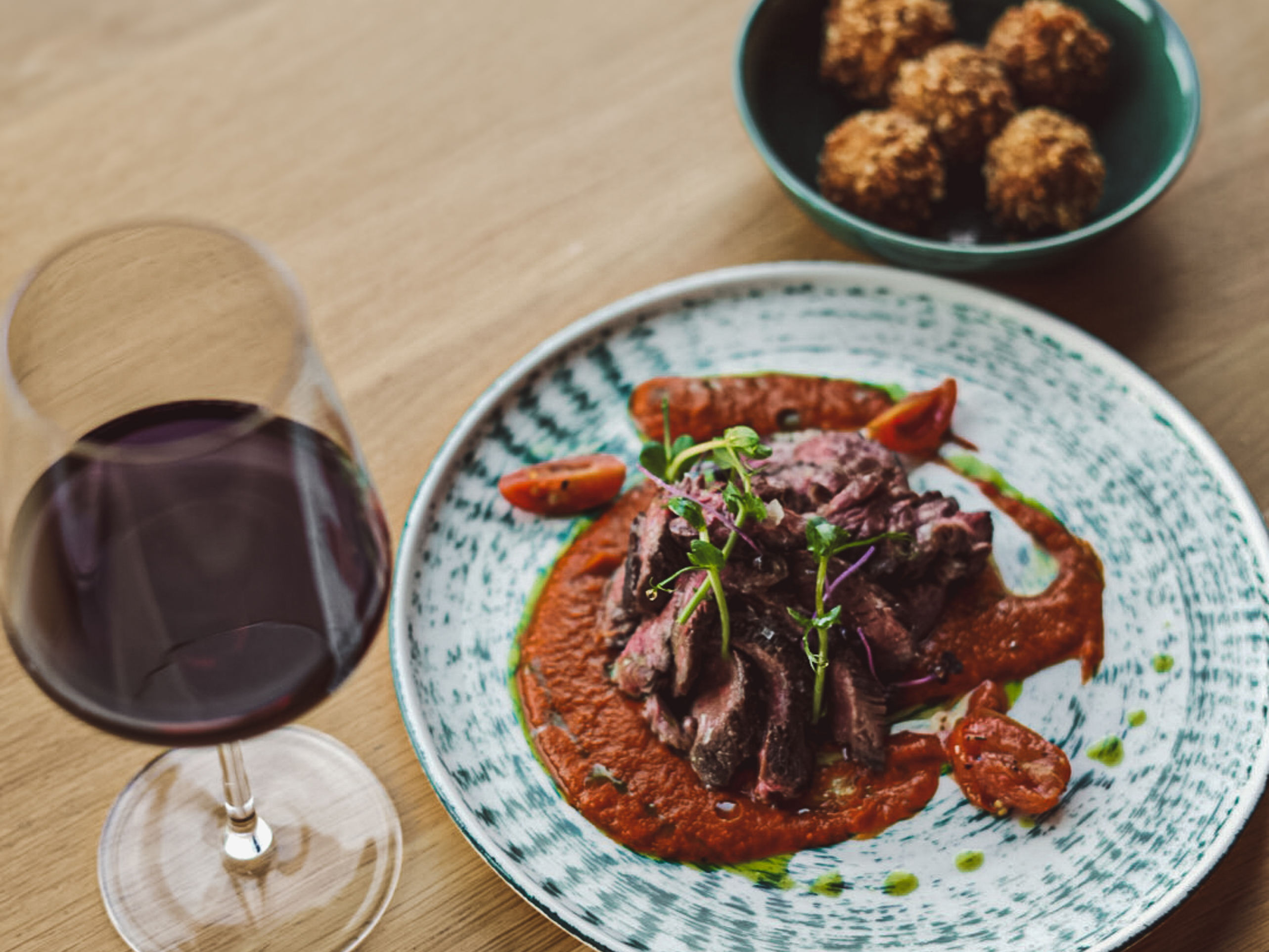 Hovězí roastbeef s rajčatovou omáčkou a domácími krokety — Bistro Na Chlebu