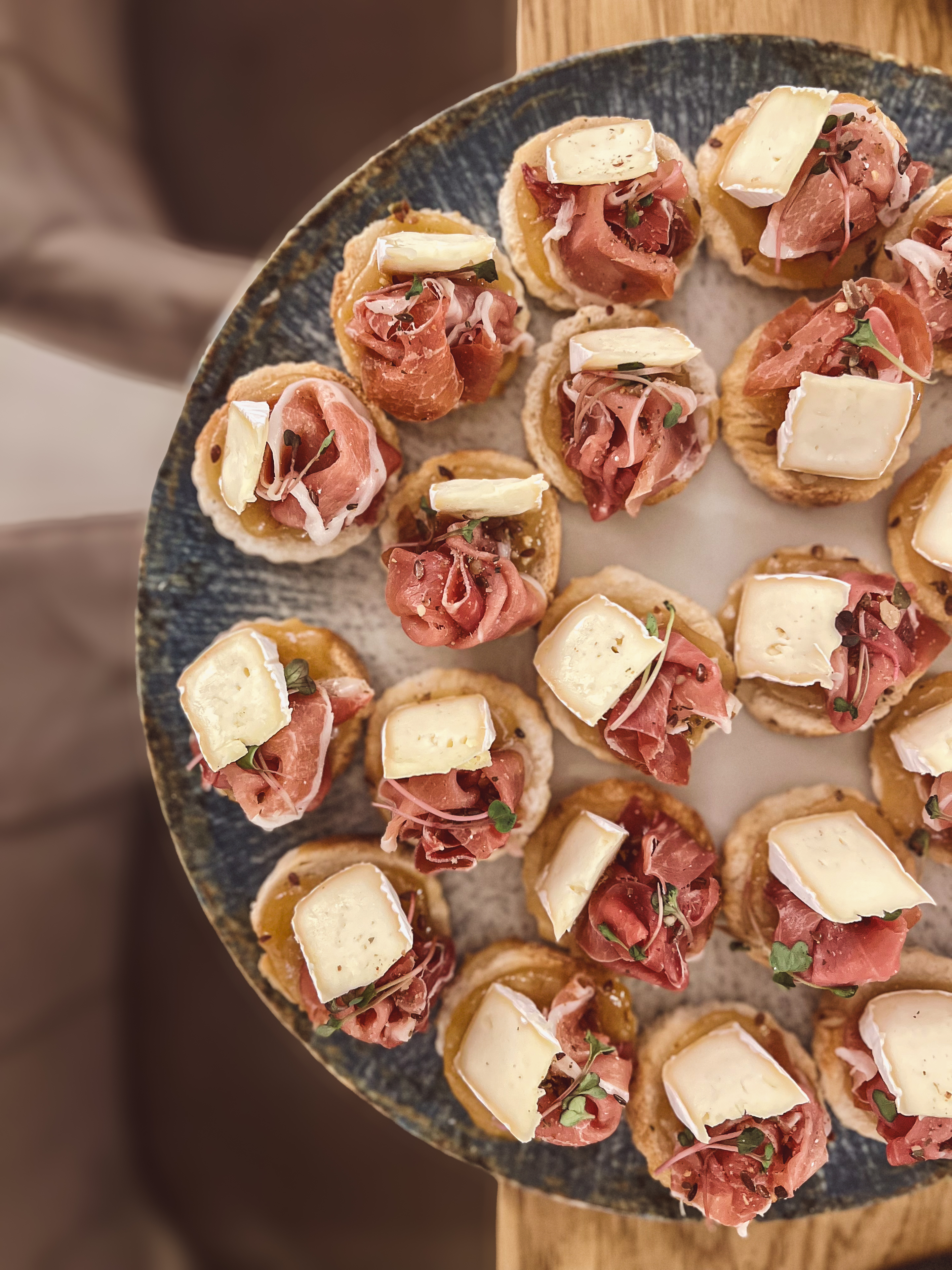 Fingerfood catering — jednohubky s prosciuttem a sýrem Brie z realizace FoodART Agency