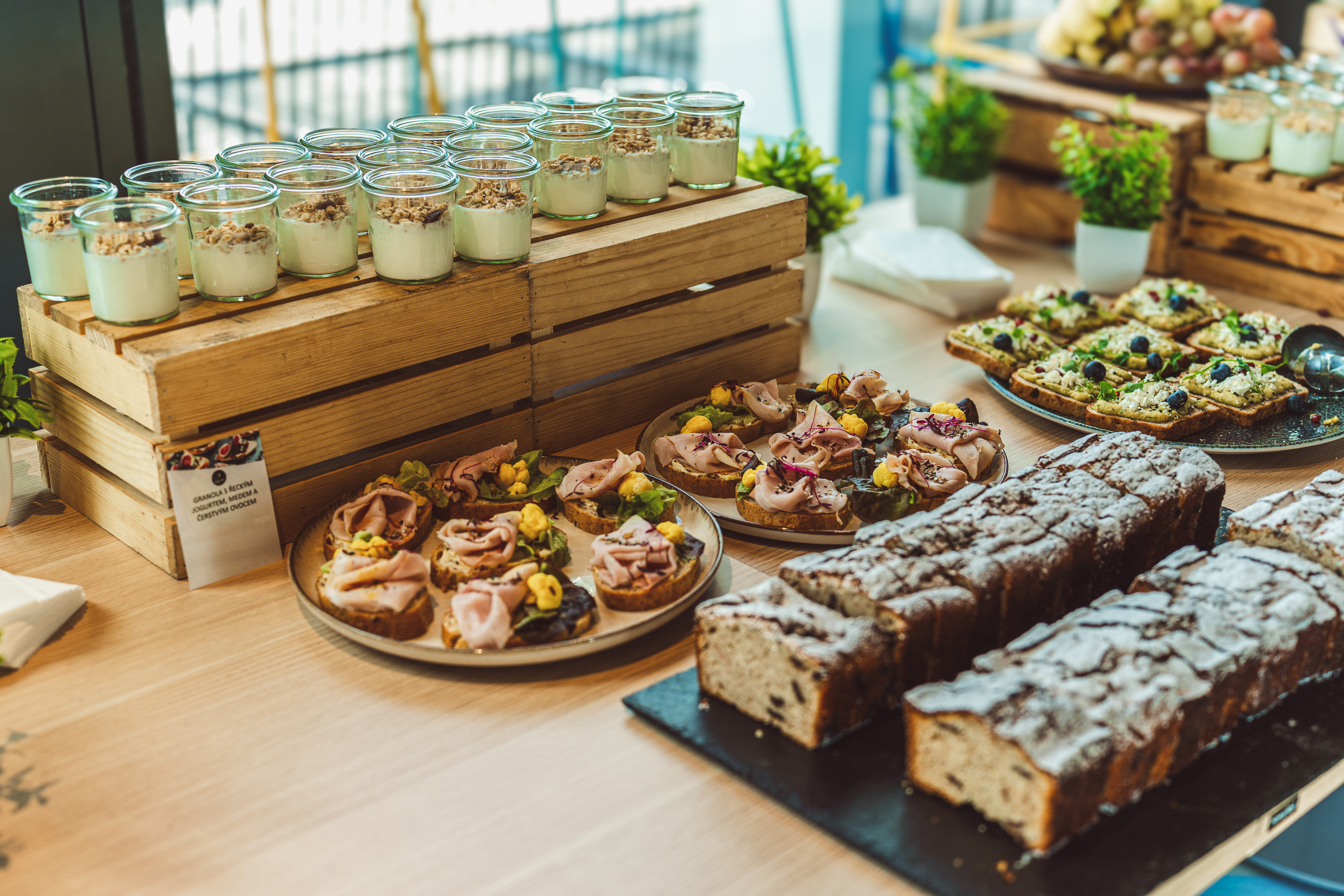 Catering na brunch — granola s řeckým jogurtem a čerstvým ovocem z realizace FoodART Agency