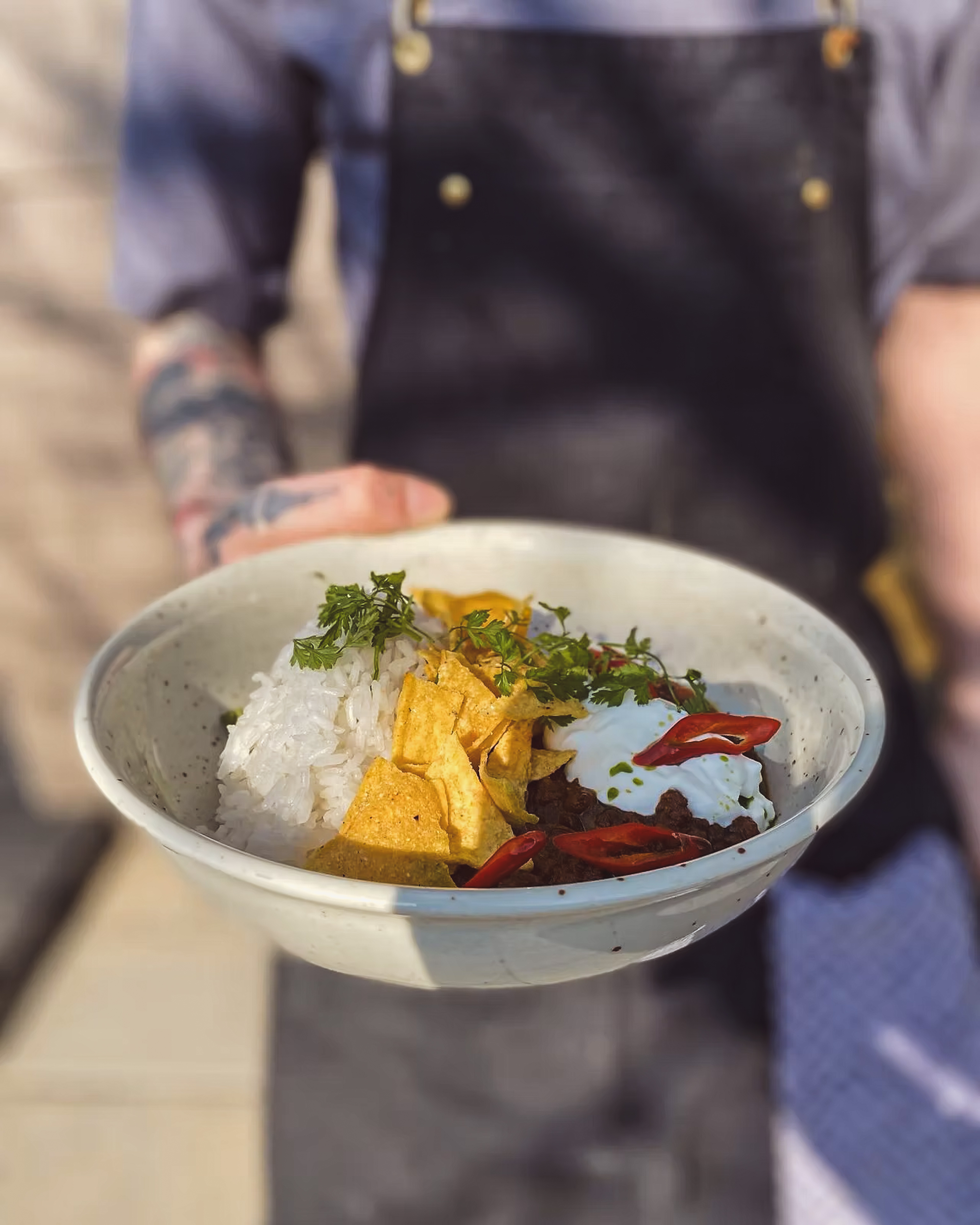 Hovězí Chilli con carne s rýží, zakysanou smetanou, chilli papričkami a tortilla chips — Bistro Na Chlebu
