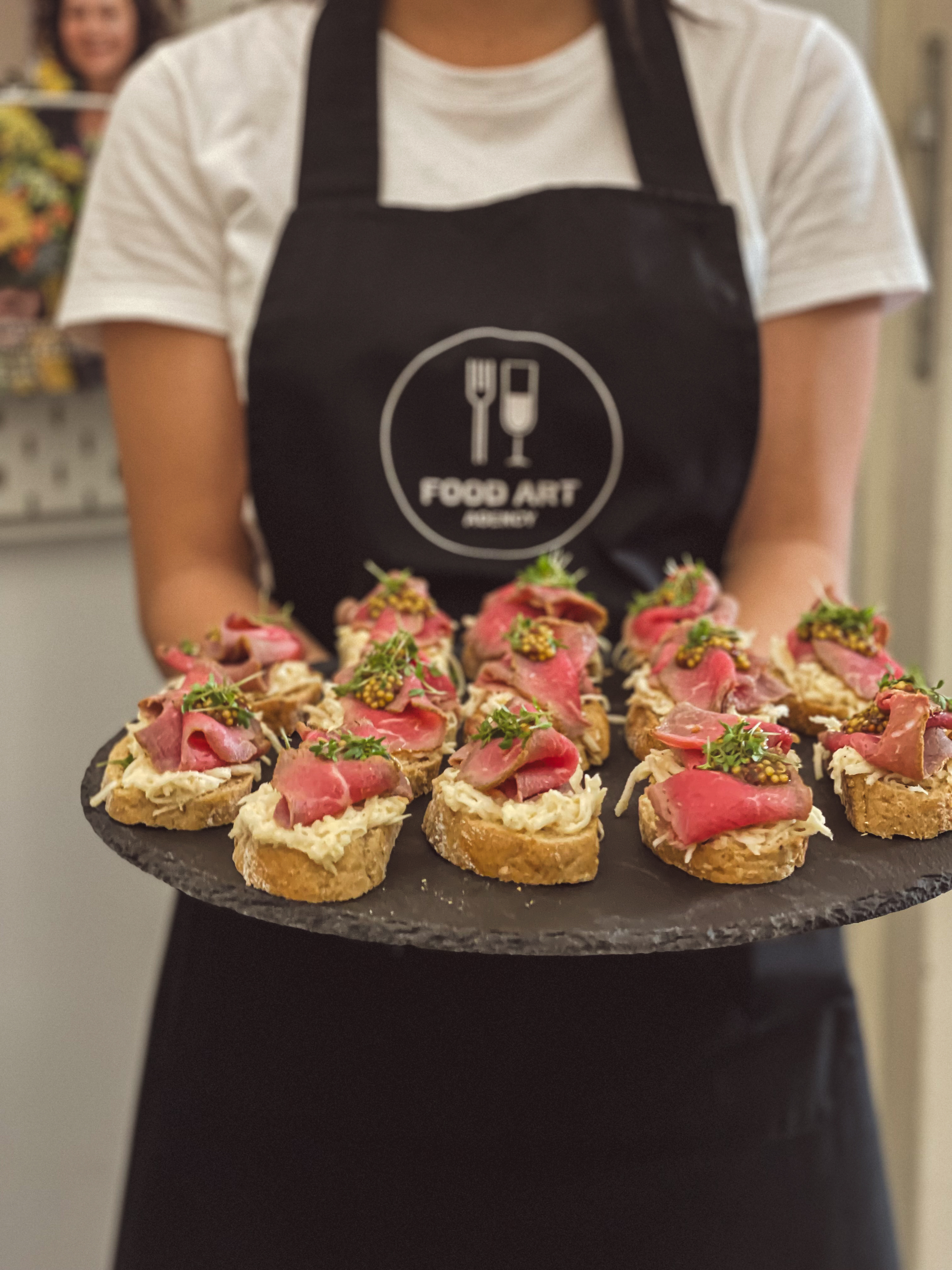 Fingerfood catering — crostini s rostbífem z realizace FoodART Agency