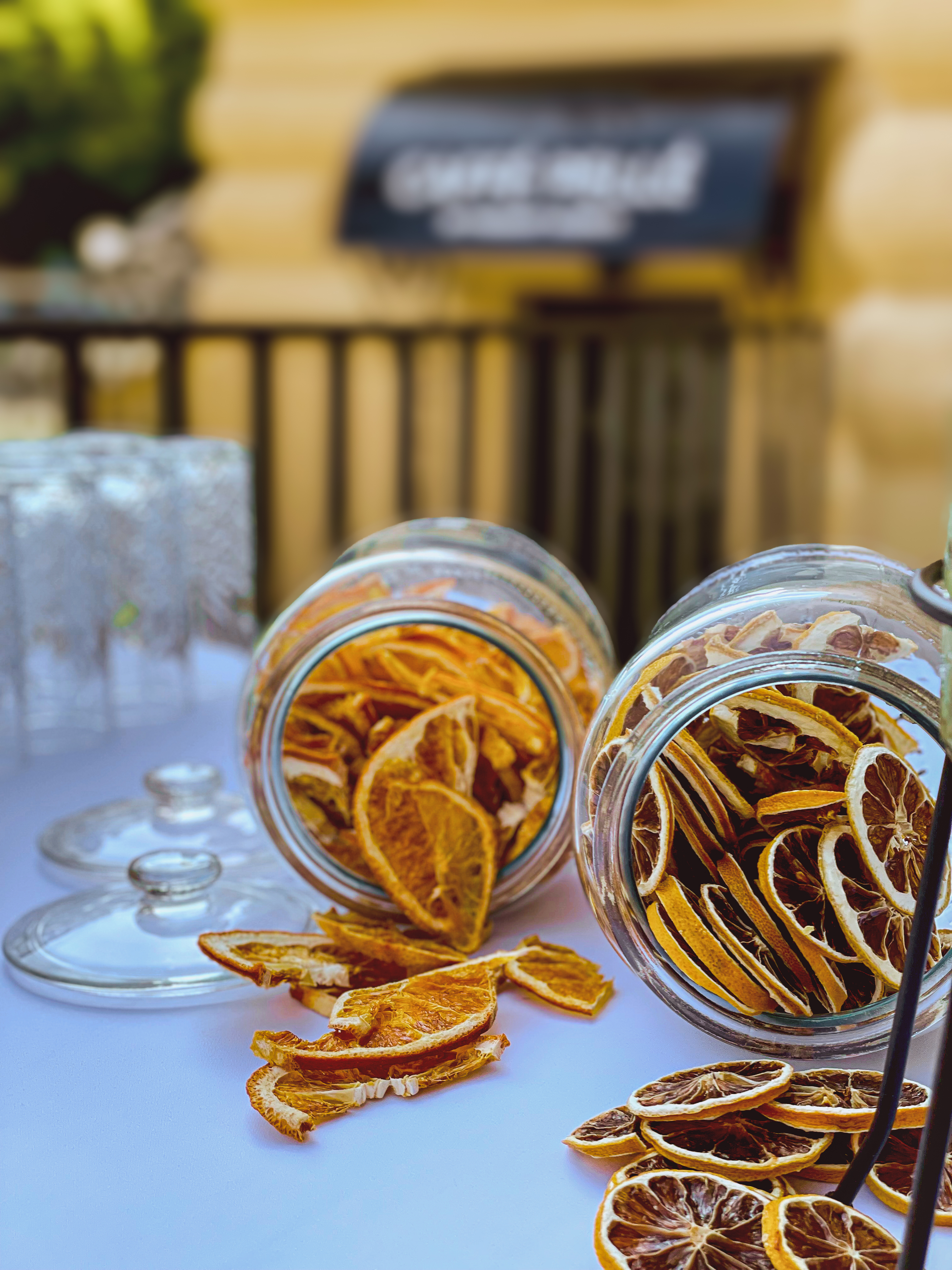 Barový catering — sušené citrusy jako dekorace baru z realizace FoodART Agency
