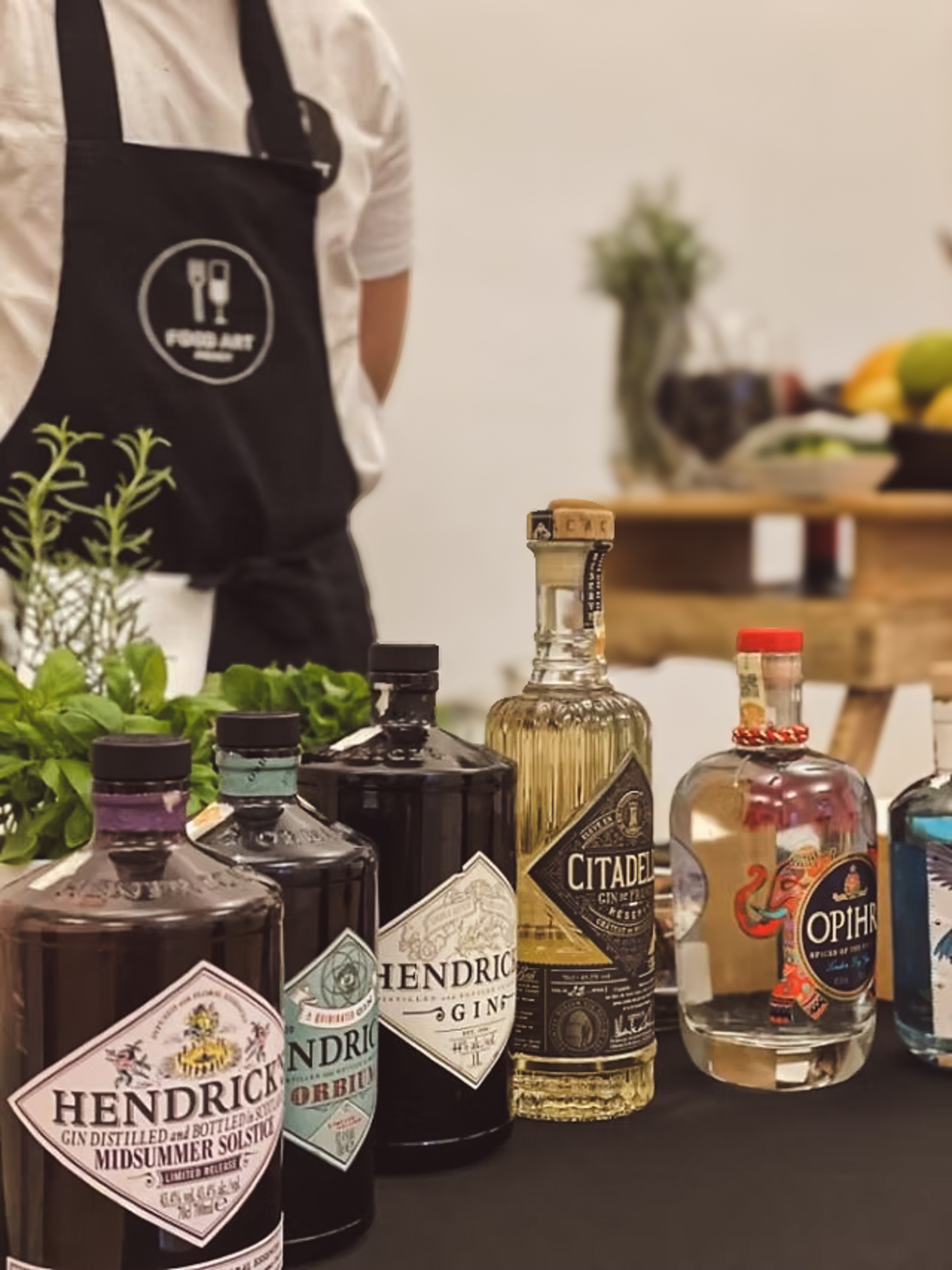 Barová výbava s lahvemi ginu a prémiovým barmanským vybavením pro firemní catering