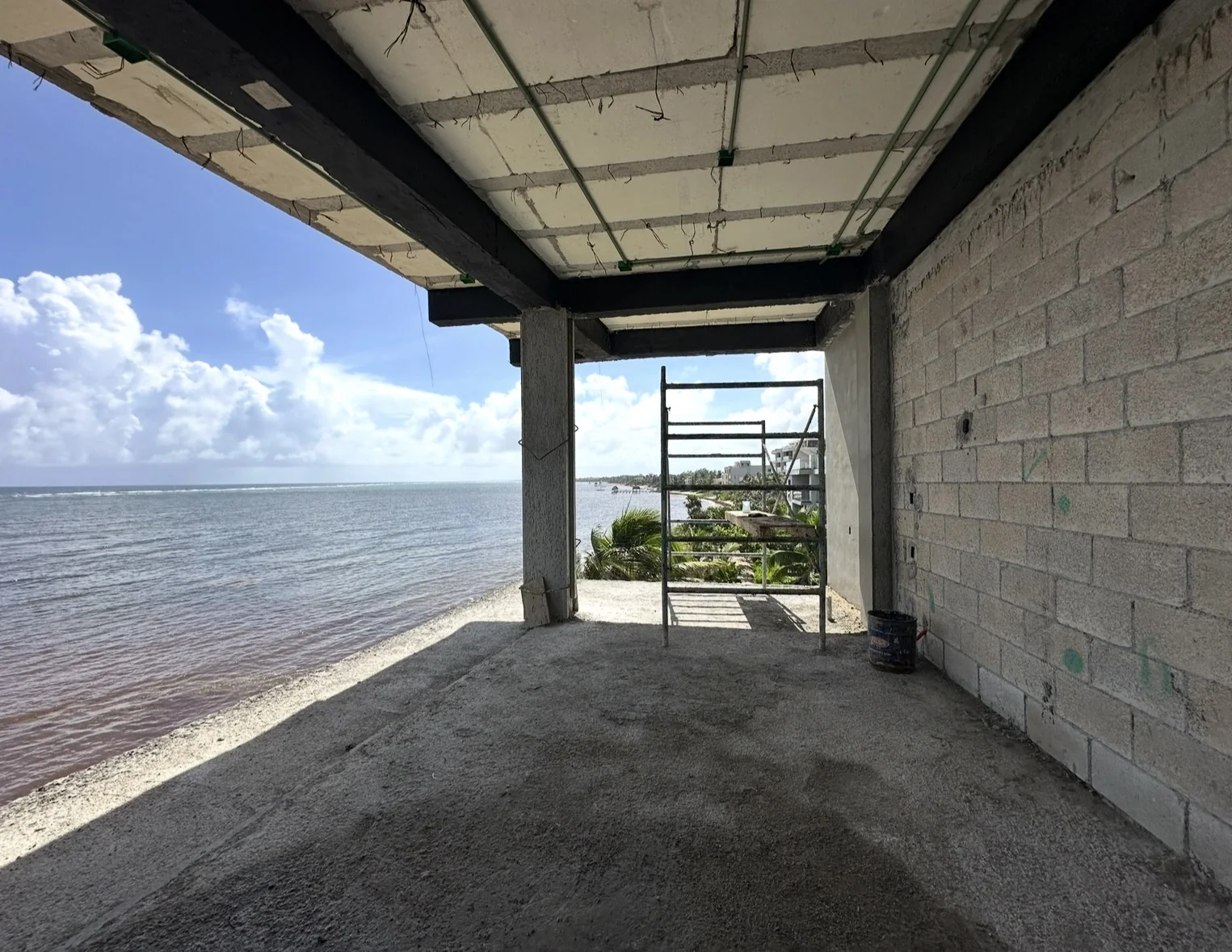 Avance de obra de Nova Bay, terraza en construcción con vista al mar, Tankah, Tulum