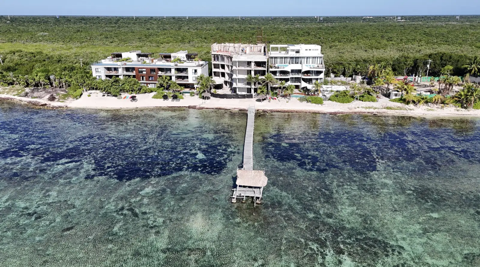 Avance de obra de Nova Bay, vista aérea del muelle y la playa, Tankah, Tulum