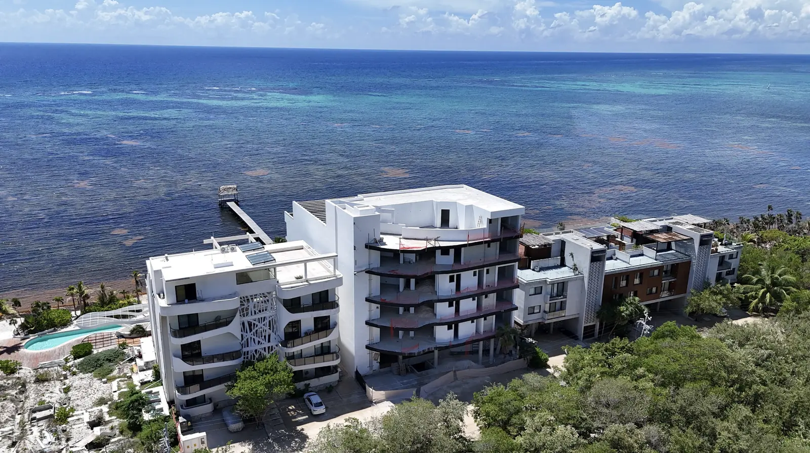 Avance de obra de Nova Bay, vista aérea del edificio frente al mar, Tankah, Tulum