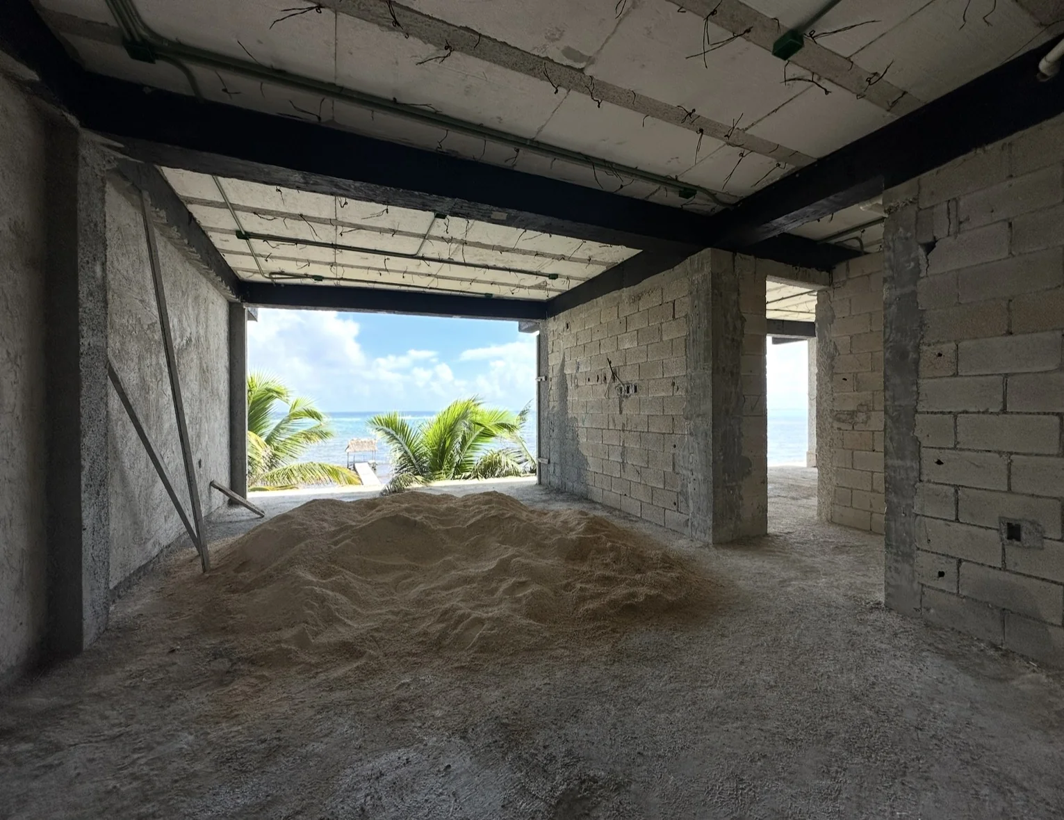 Avance de obra de Nova Bay, interior en construcción con vista al mar, Tankah, Tulum
