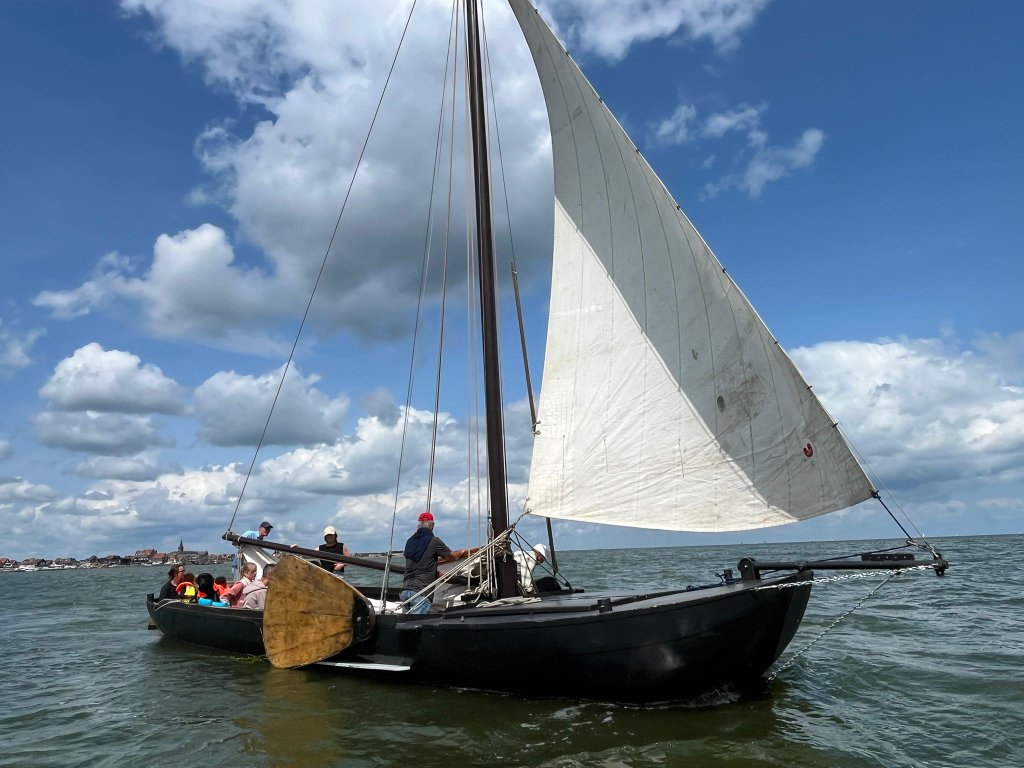 Zeilen op het Markermeer met volle zeilen
